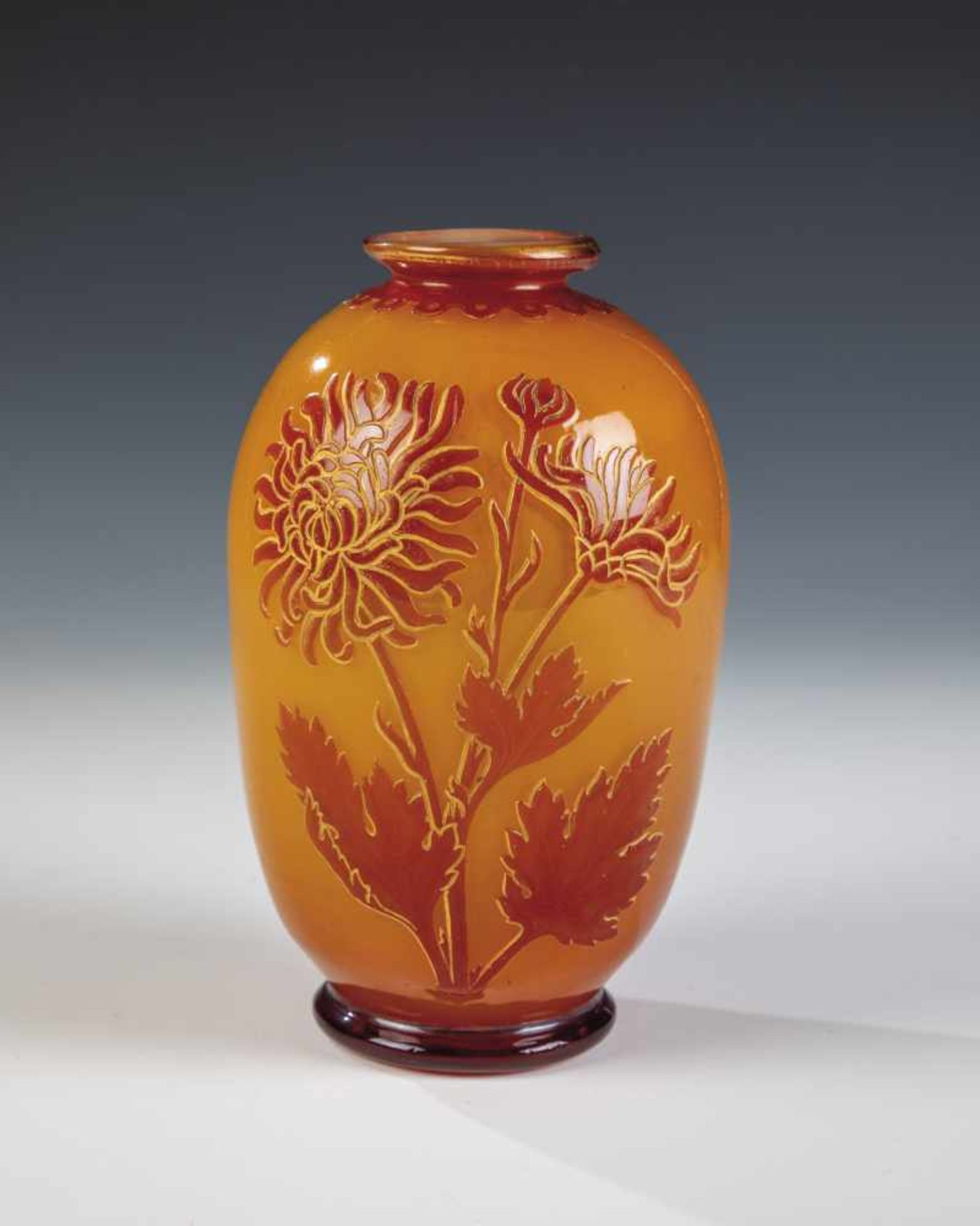 Vase mit Chrysantheme D. Christian & Sohn, Meisenthal, um 1899-1905 Farbloses Glas, mit Vase mit