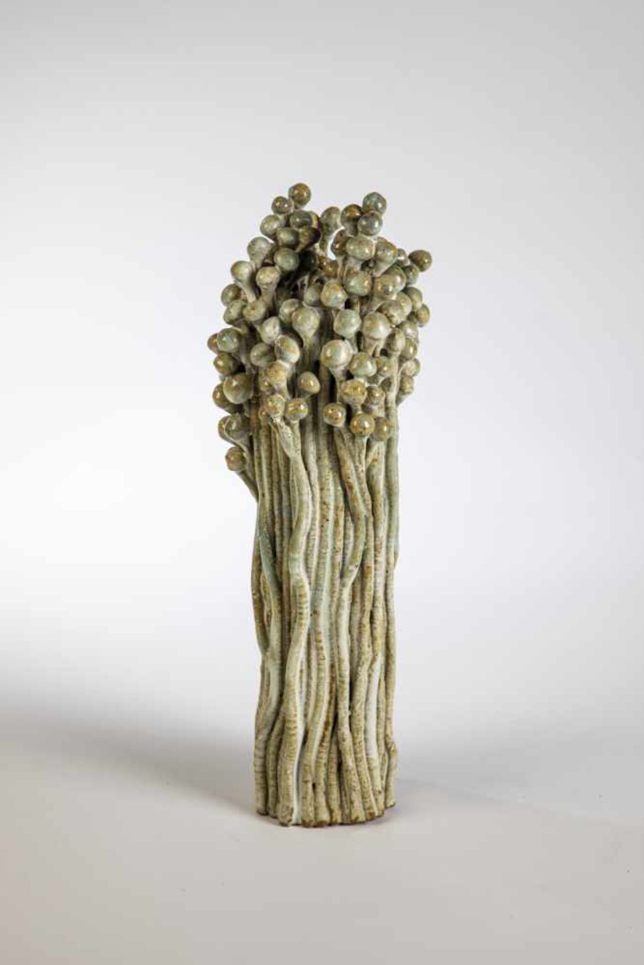 PlastikUnbekannte(r) Keramikkünstler(in) Zweige mit Beerenrispen, zu einem Bündel zusammengefaßt.