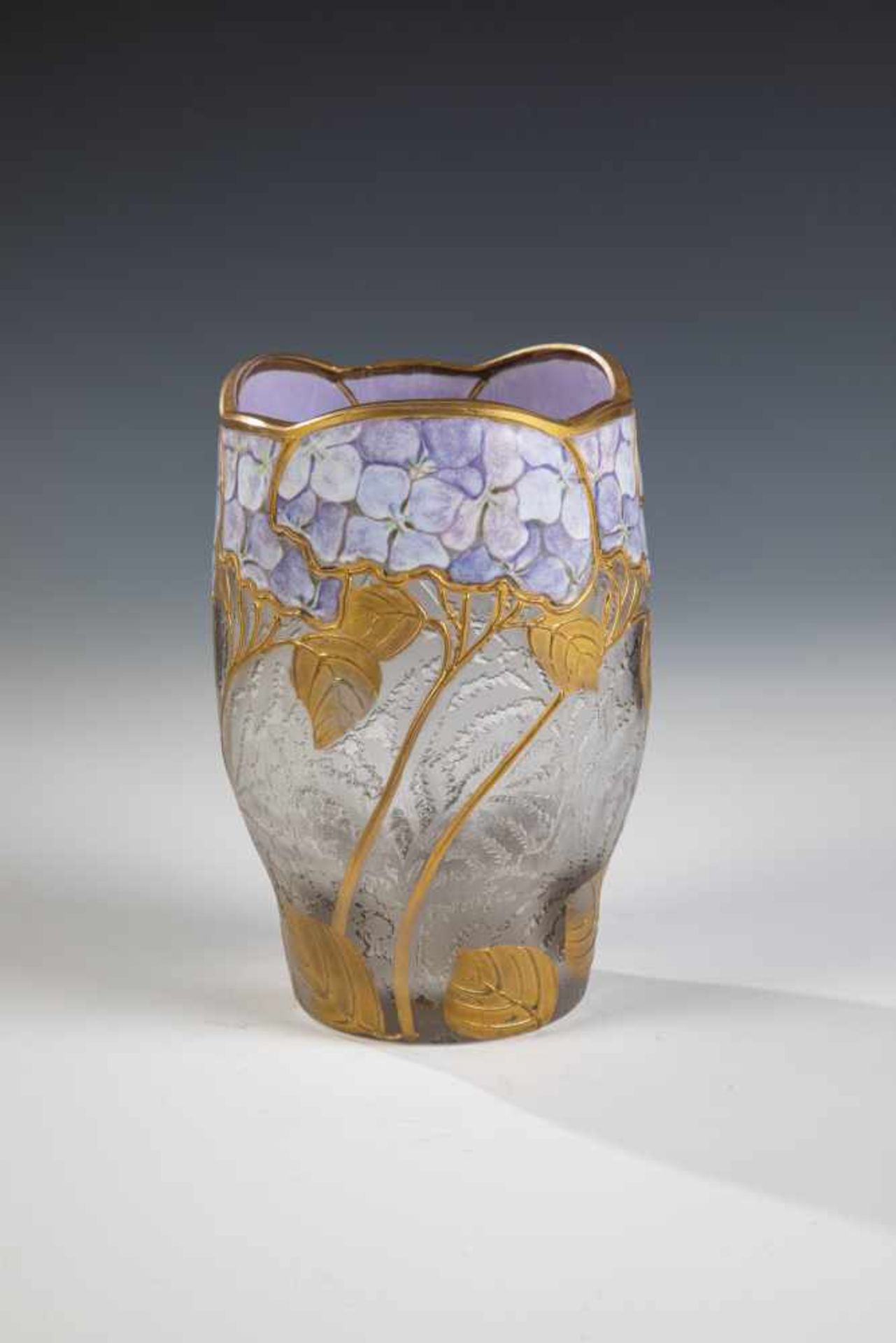 Vase mit HortensienLegras & Cie., Verreries de Saint-Denis, um 1900 - 1914 Farbloses Glas.