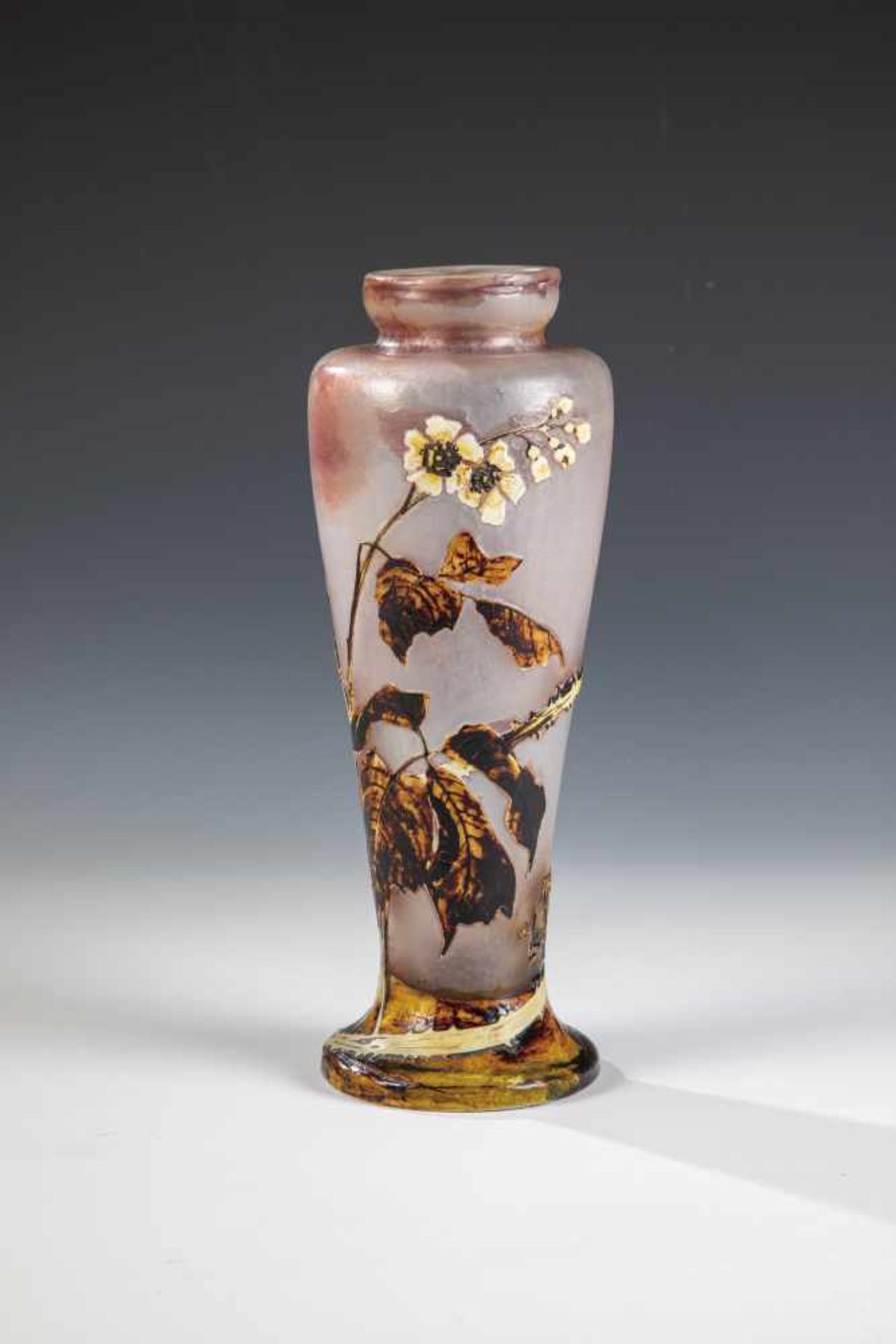 Vase mit blühendem BrombeerzweigMuller Frères, Lunéville, um 1920 Farbloses Glas, dreifach