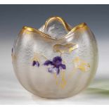 Vase mit HornveilchenLegras & Cie., Verreries de Saint Denis, um 1900 Farbloses Glas. Reliefiert