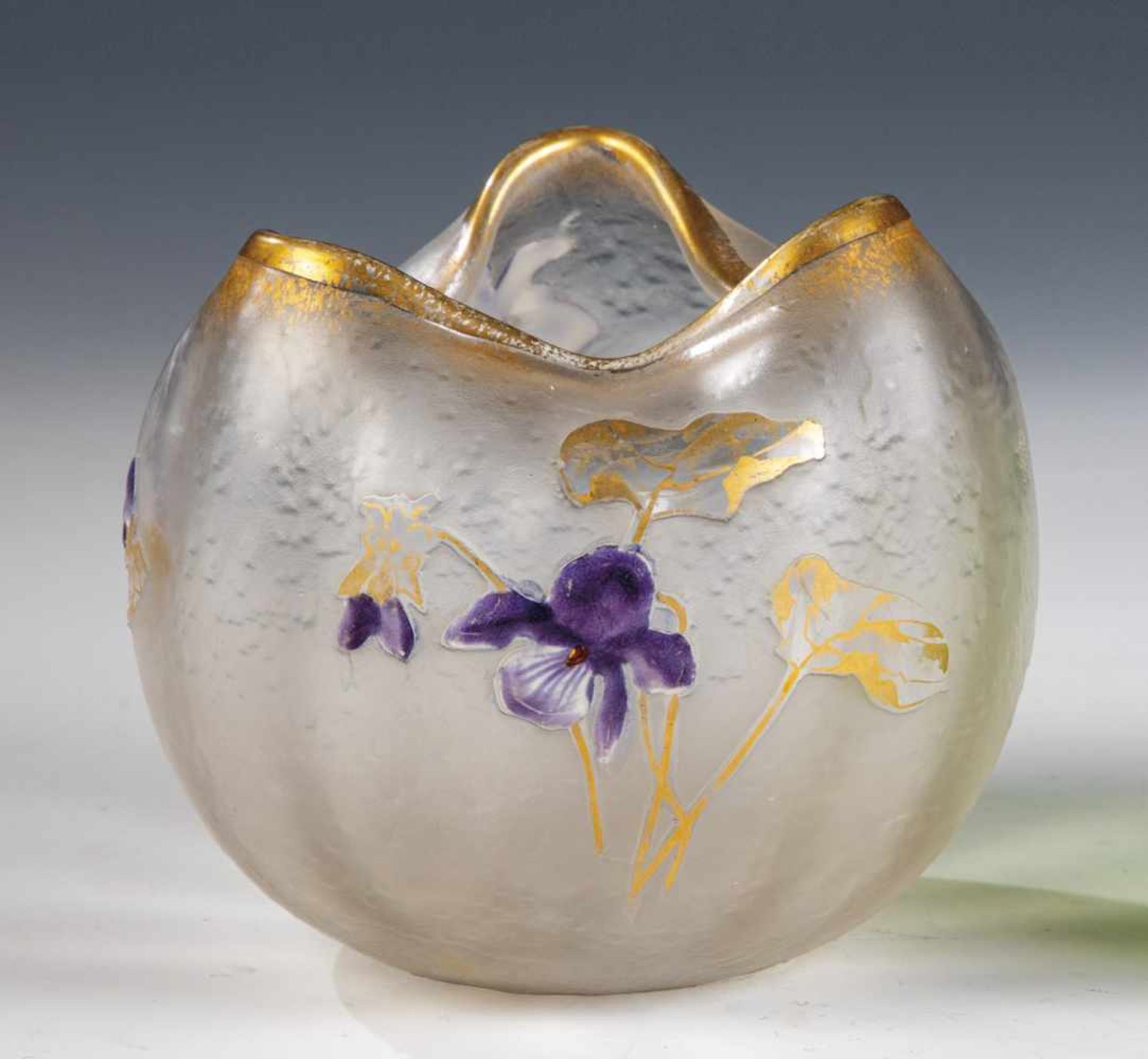 Vase mit HornveilchenLegras & Cie., Verreries de Saint Denis, um 1900 Farbloses Glas. Reliefiert