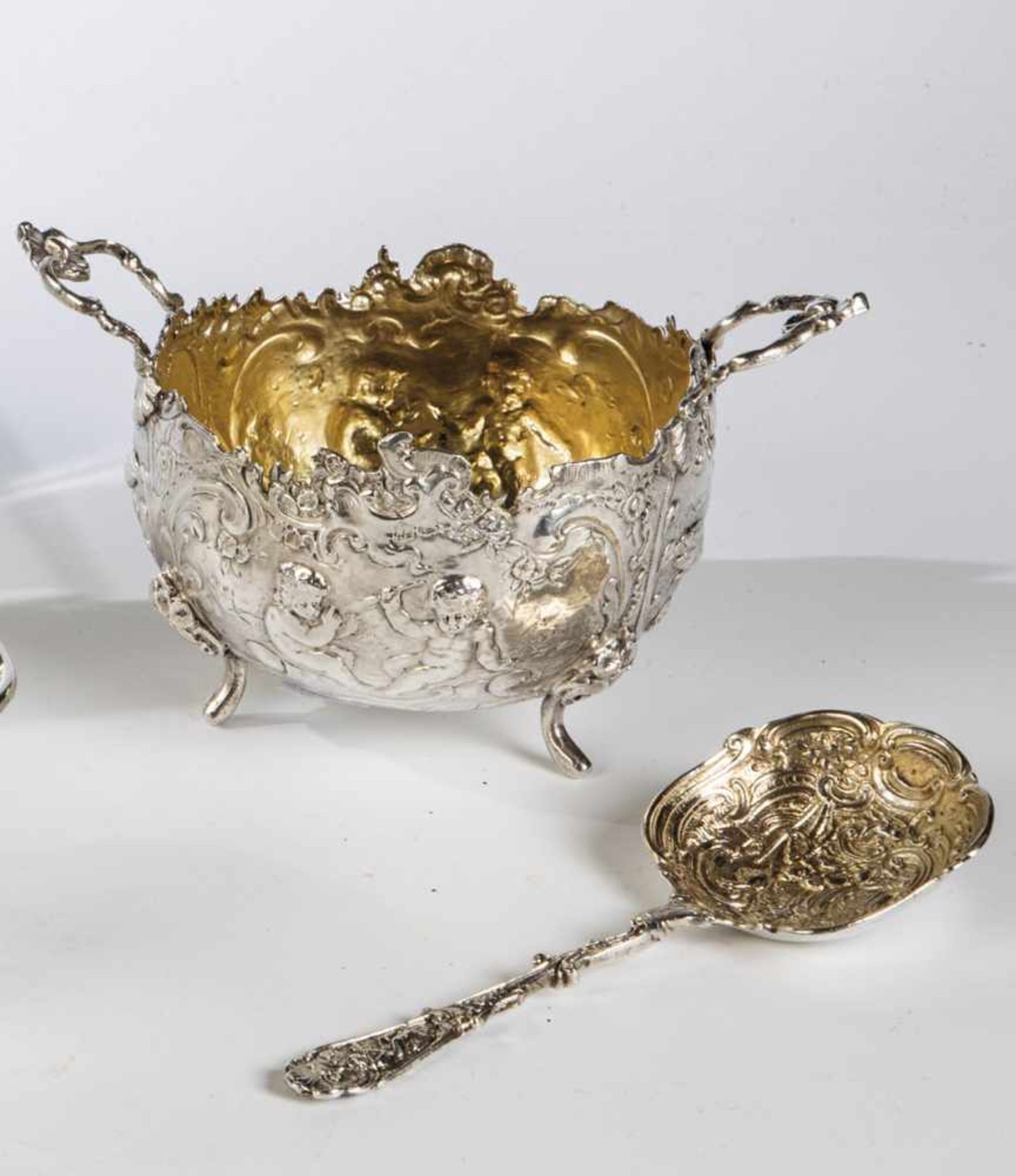 Silberschale und LöffelHanau, um 1900 Silber, partiell vergoldet. Schale auf vier Rocaillenfüßen.