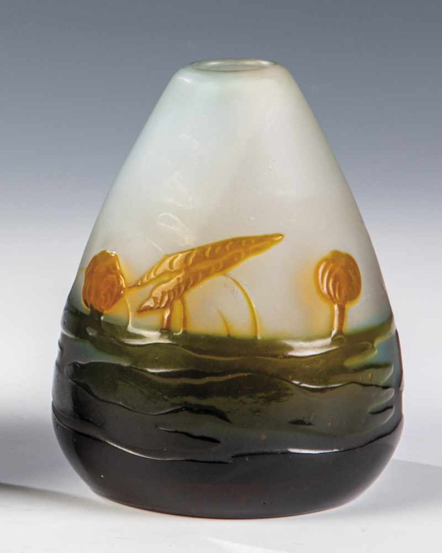 Kleine Vase mit SeerosenteichEmile Gallé, Nancy, 1904 - 1906 Farbloses Glas, mit dünnem hellblauem
