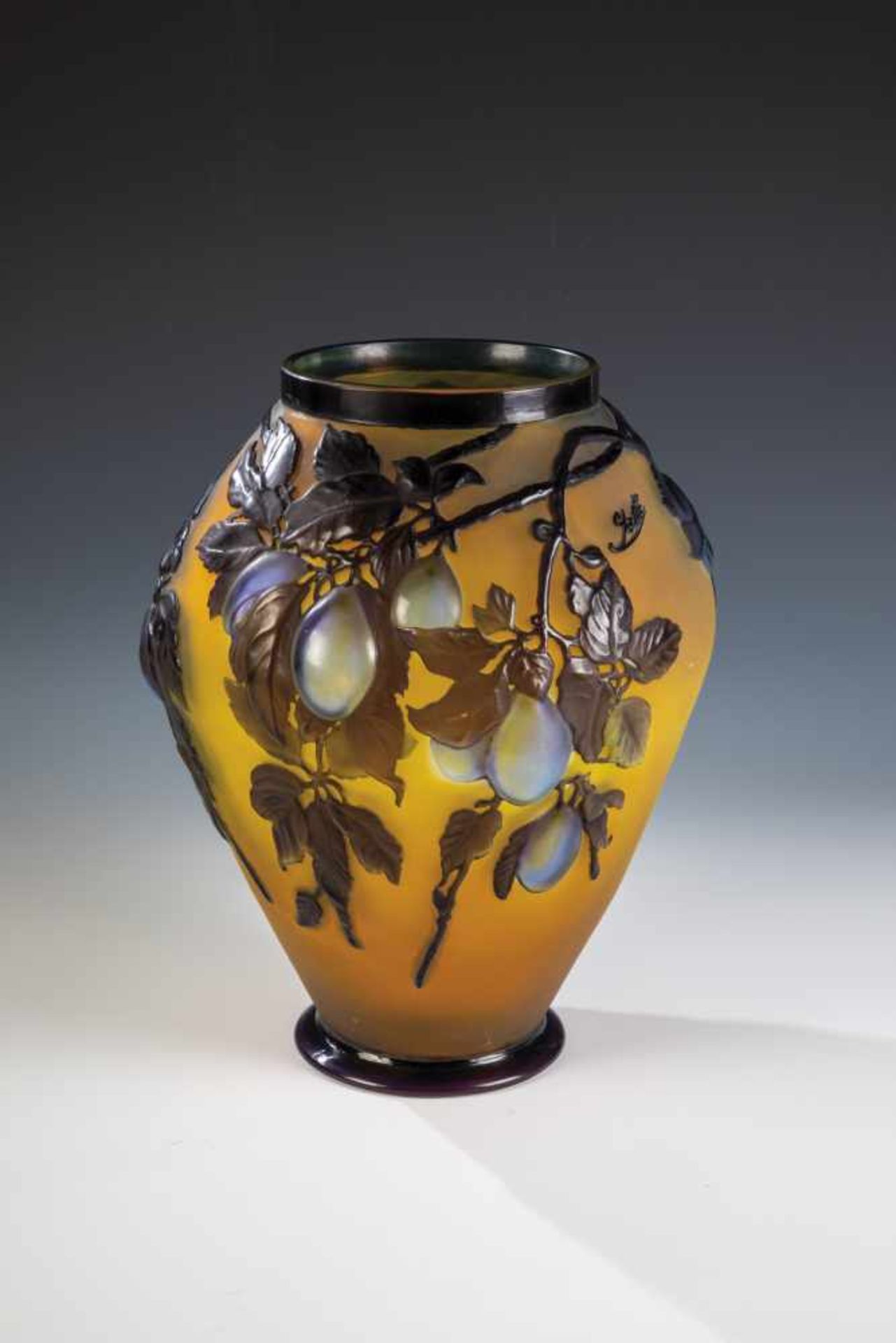 Große Soufflé-Vase mit PflaumenEmile Gallé, Nancy, 1920er Jahre Farbloses Glas, zitronengelber