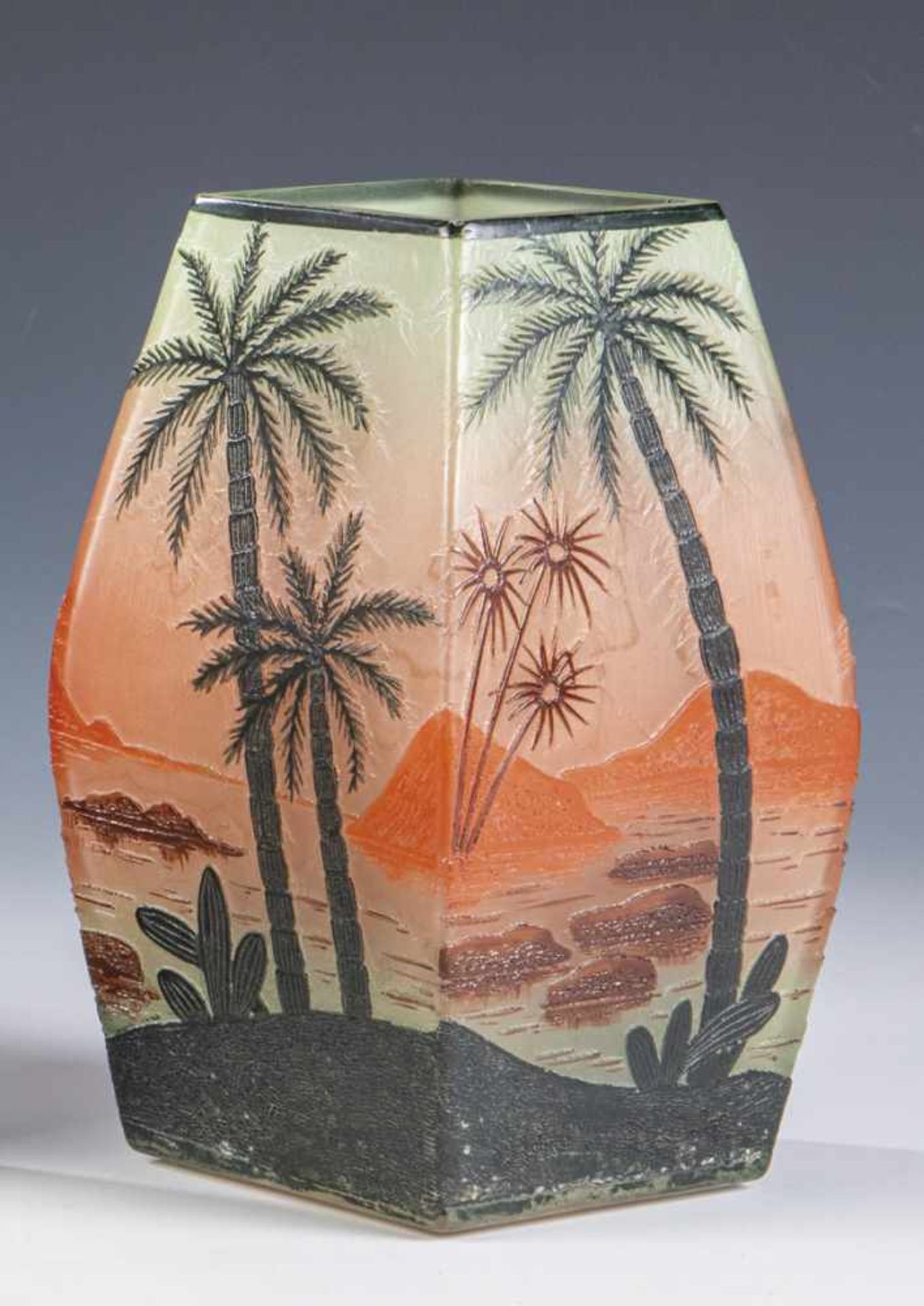 Vierkantvase mit SeenlandschaftThouvenin / Verreries de Vallerysthal et Portieux, um 1898 - 1909