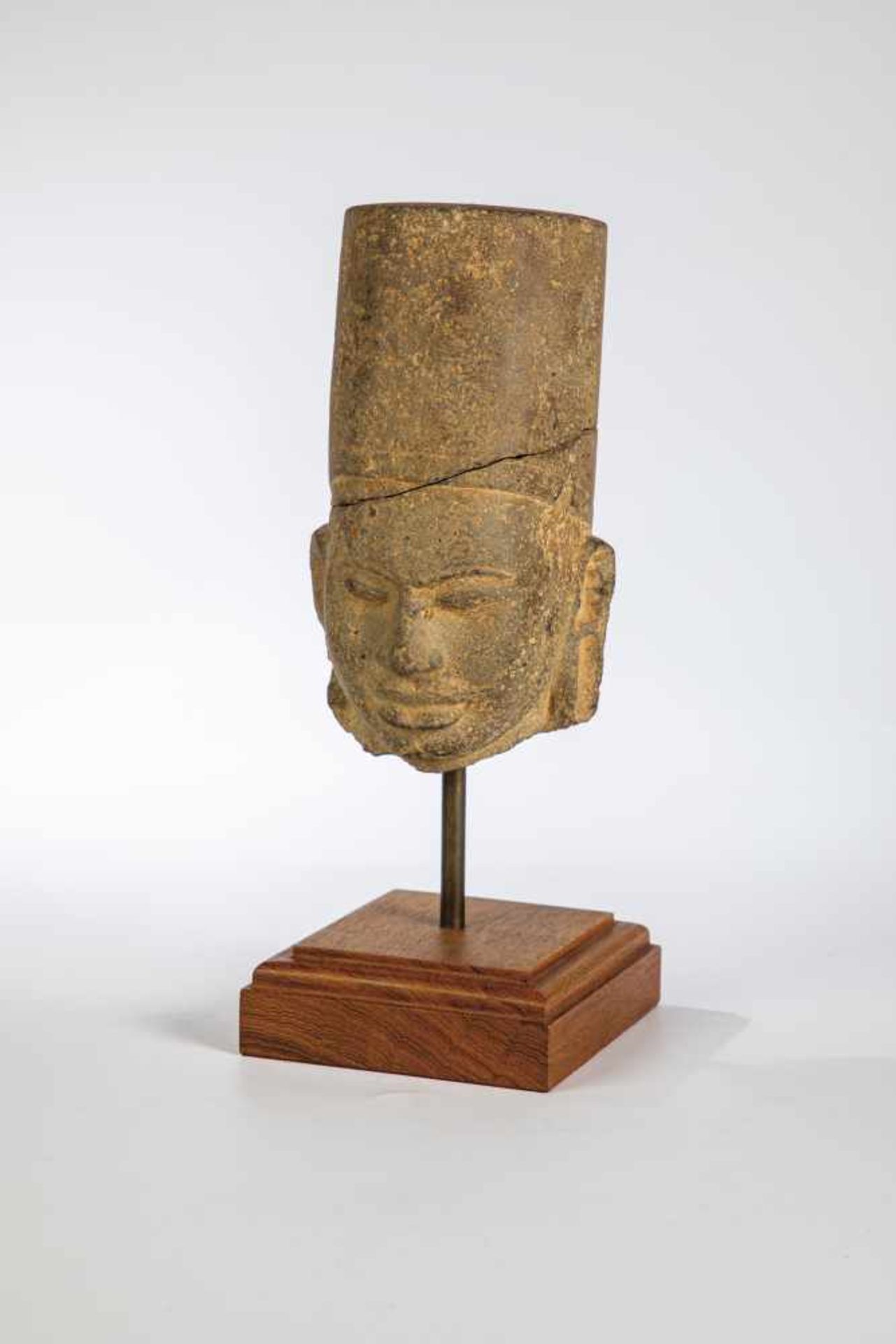 Vishnu-head. Prekhmer, 7./8. century. Face with slightly curved brows, almond-shaped eyes,a broad