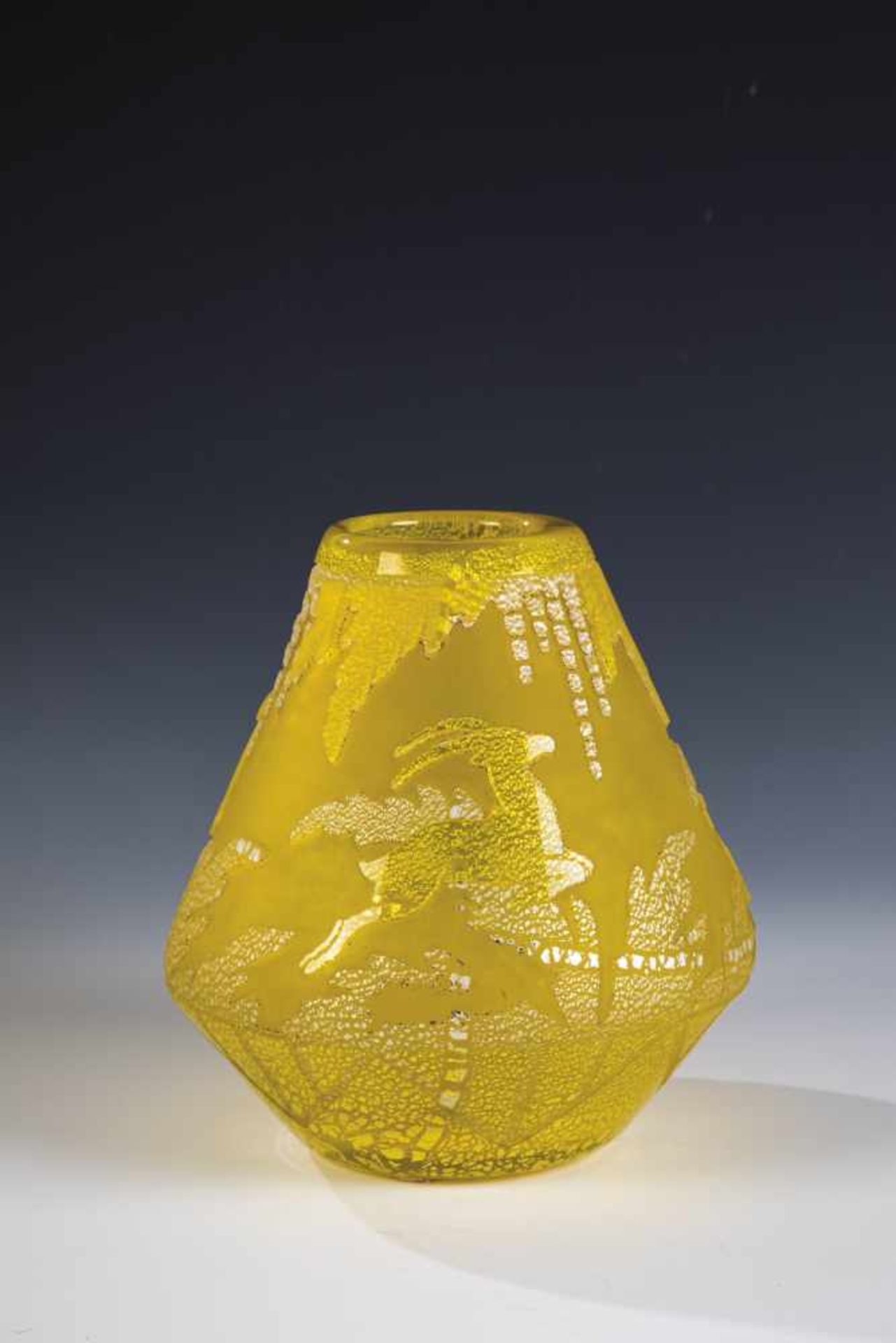 Vase mit GazellenMuller Frères, Lunéville, um 1923-1925 Farbloses Glas, gelb unter- und