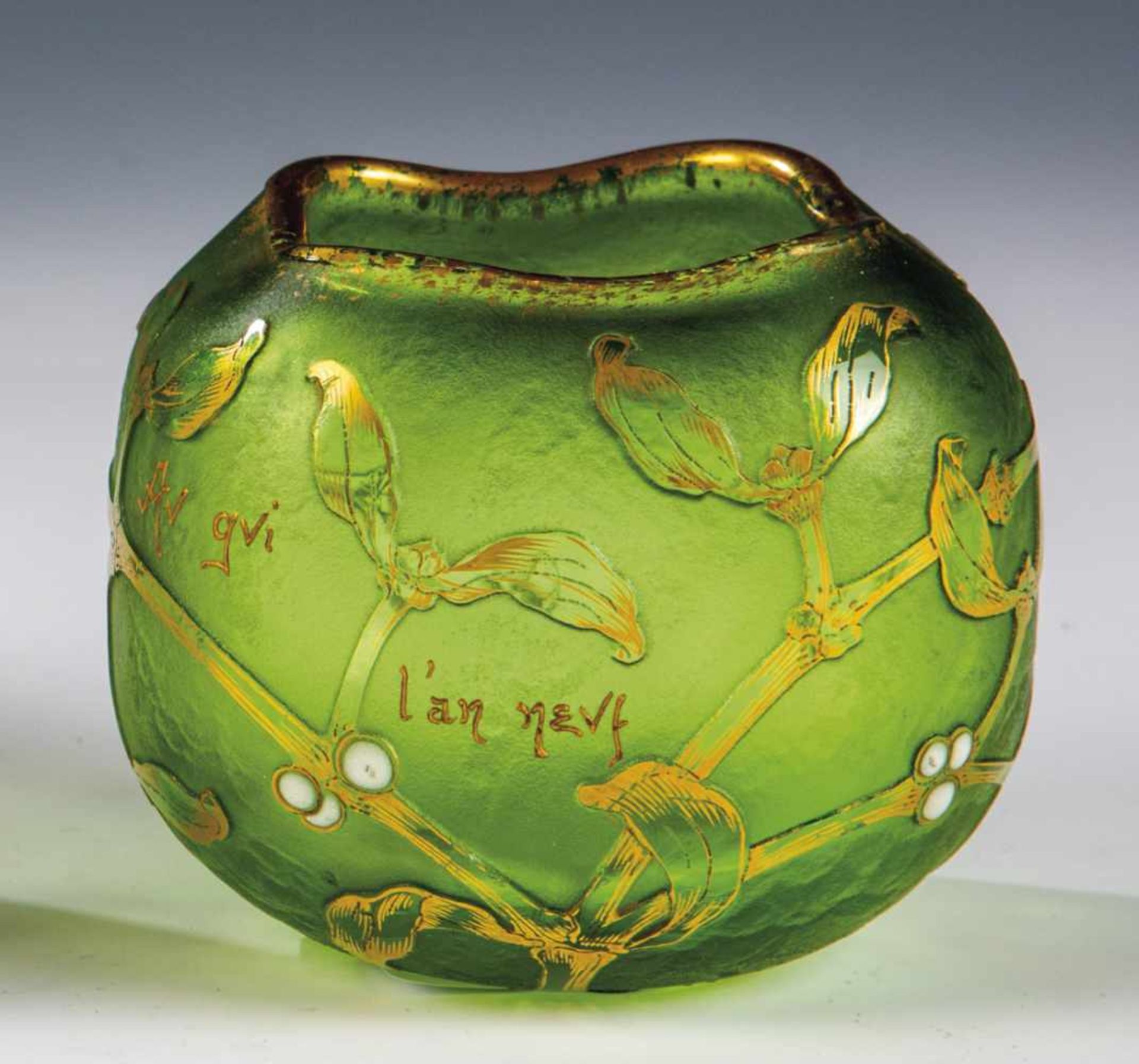 Kleine Vase mit MistelzweigDaum Frères, Nancy, um 1898/1900 Grünes Glas. Reliefiert geätzter