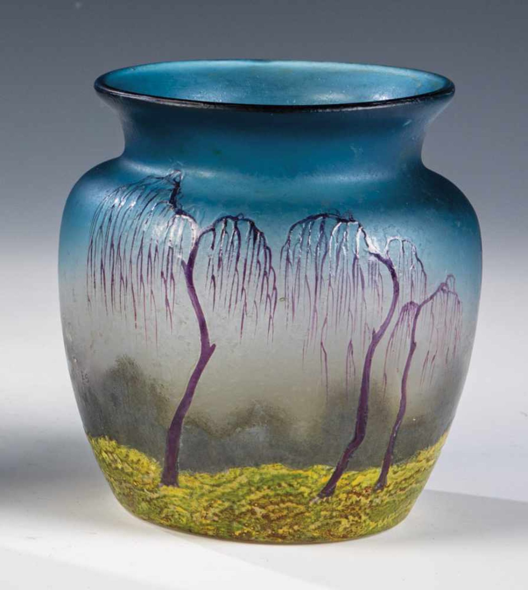 Vase mit BaumlandschaftMuller Frères, Lunéville, um 1920 Farbloses Glas, verlaufend blau