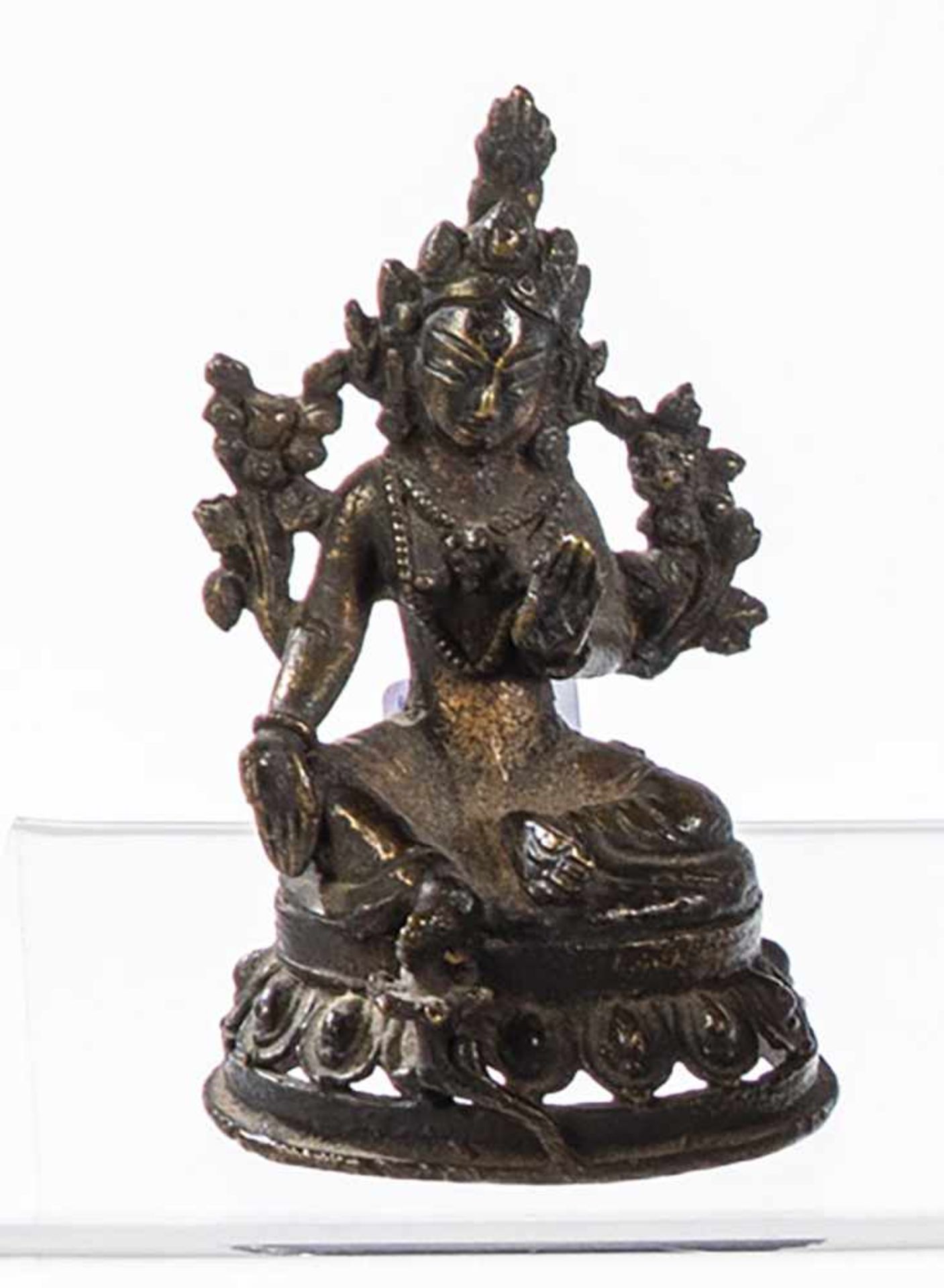 Green Tara. Tibet, 19th century. Bronze patinated brown. 9 cm high.Grüne TaraTibet, 19.