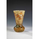 Vase mit OrchideenDaum Frères, Nancy, um 1910 Farbloses Glas mit mehrfarbigen Pulverein- und