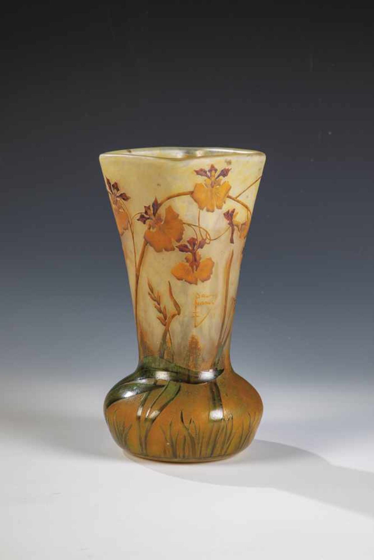 Vase mit OrchideenDaum Frères, Nancy, um 1910 Farbloses Glas mit mehrfarbigen Pulverein- und