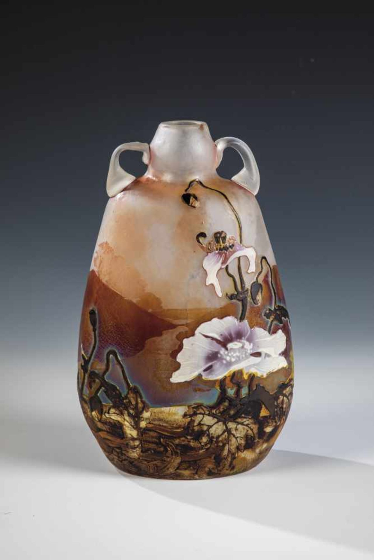 Zierhenkelvase mit MohnMuller Frères, Croismare, um 1900 Farbloses Glas, mit dreifachem Überfang