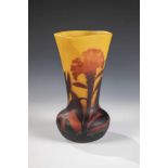 Vase mit BlütenDaum Frères, Nancy, um 1910 Farbloses Glas mit Pulvereinschmelzung in Orangegelb,