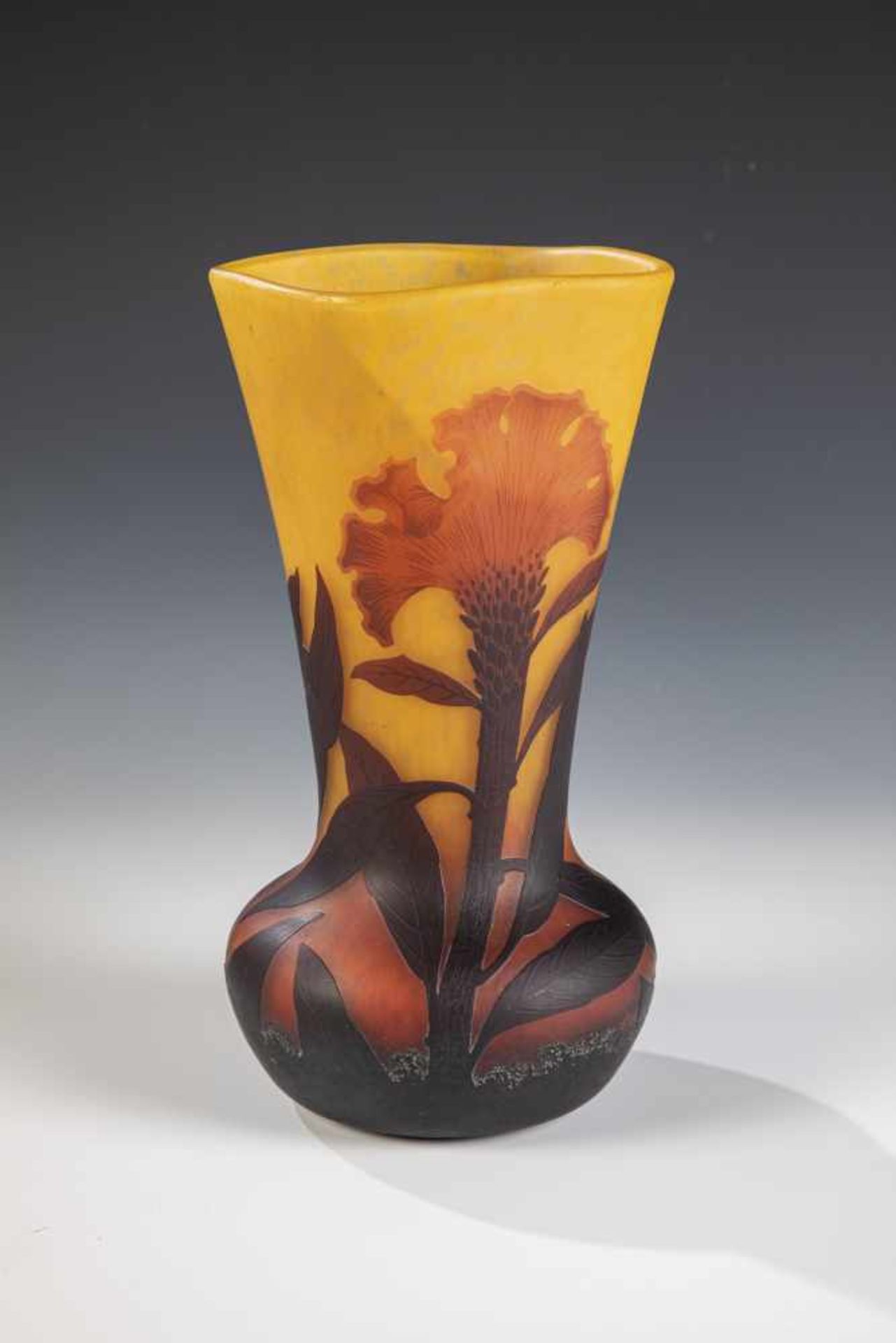 Vase mit BlütenDaum Frères, Nancy, um 1910 Farbloses Glas mit Pulvereinschmelzung in Orangegelb,
