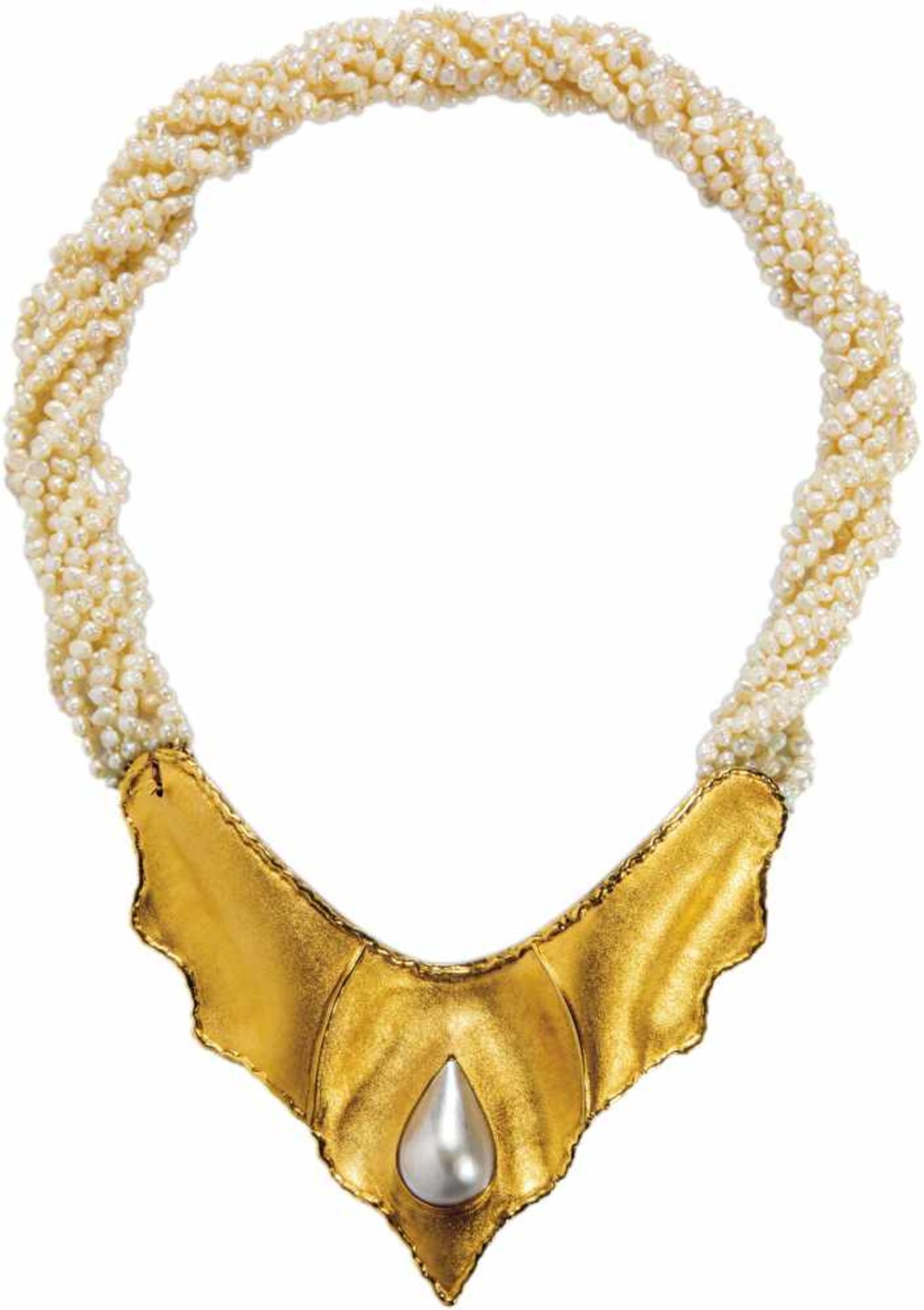 Extravagantes Collier mit PerlenketteSchildförmiges, gewelltes Mittelteil aus seidenmattiertem