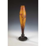 Vase "Fleur du Tabac"Daum Frères, Nancy, 1912 Farbloses Glas mit Pulvereinschmelzung in Orange,