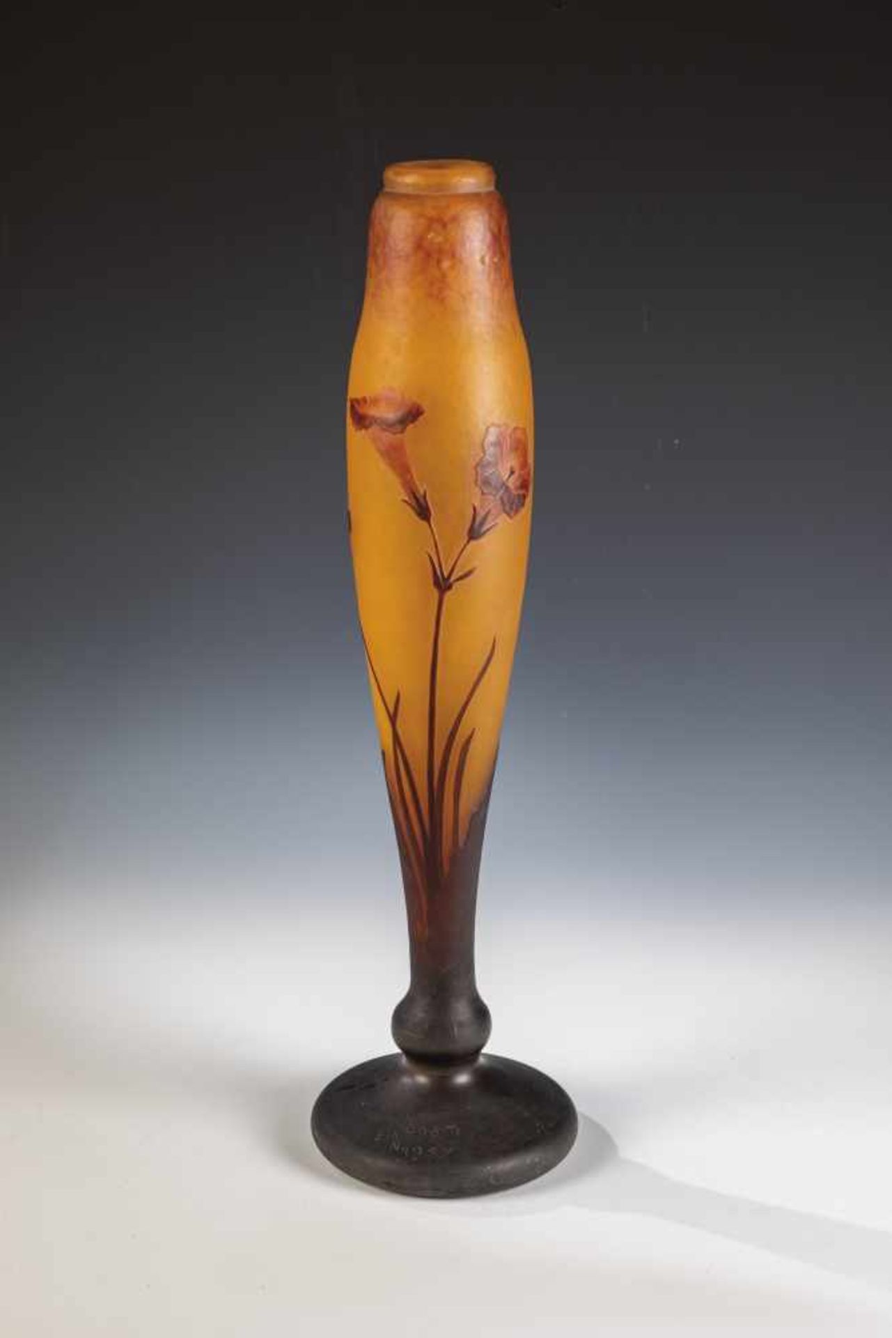 Vase "Fleur du Tabac"Daum Frères, Nancy, 1912 Farbloses Glas mit Pulvereinschmelzung in Orange,