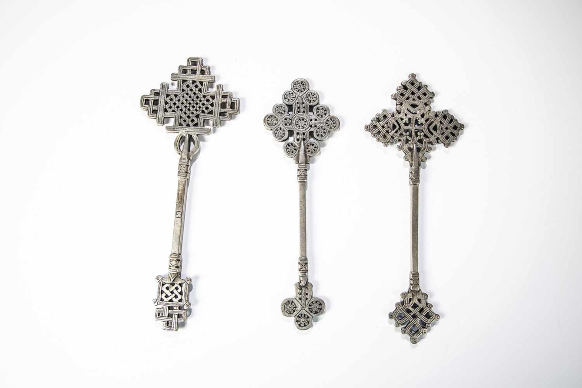 Three coptic crosses. Ethiopia, 19th/20th century. Cast metal. 17 - 19 cm long.Drei koptische