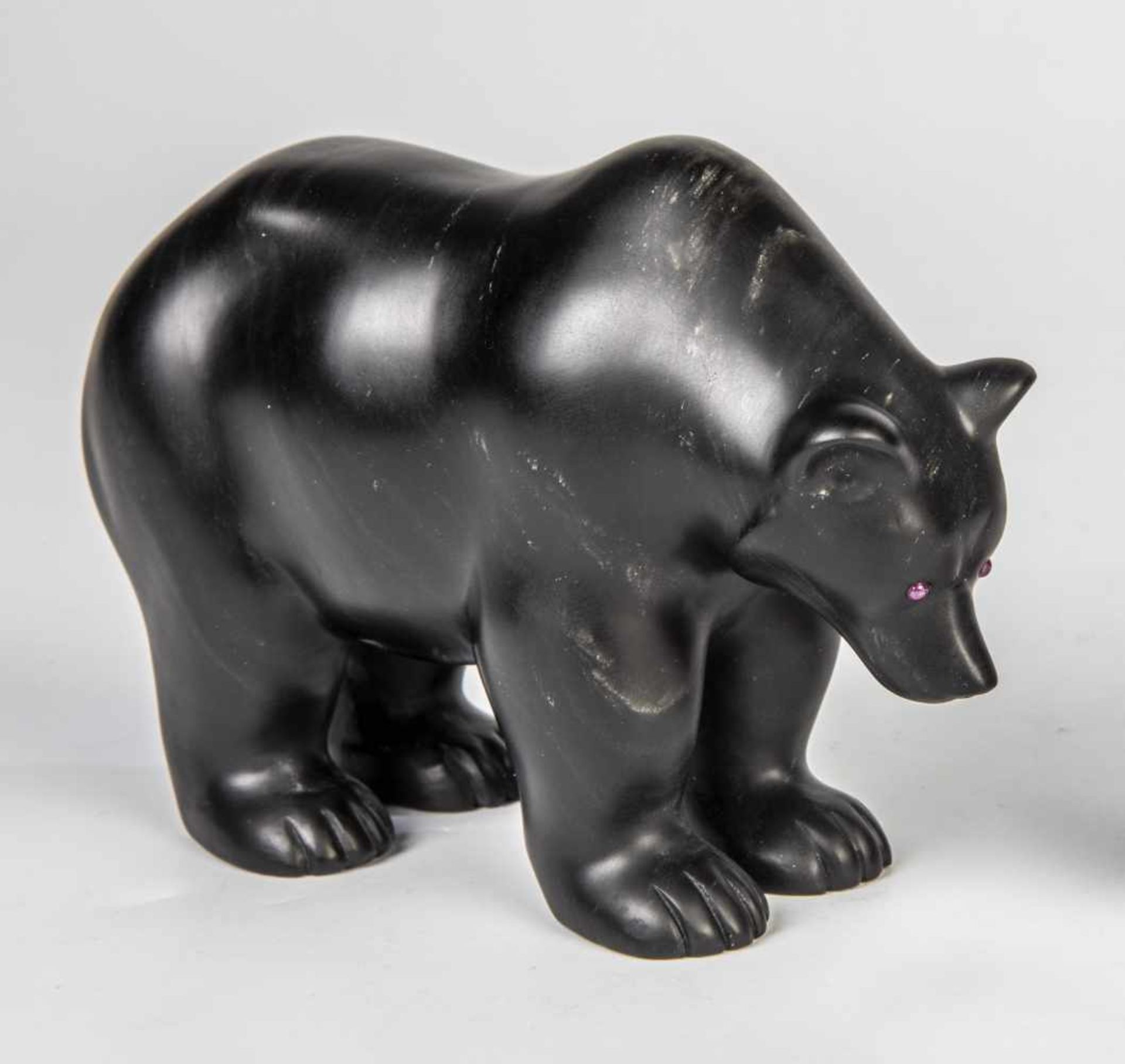 A realistically carved hardstone figure of a bear. 2nd half of the 20th century. Finelycarved