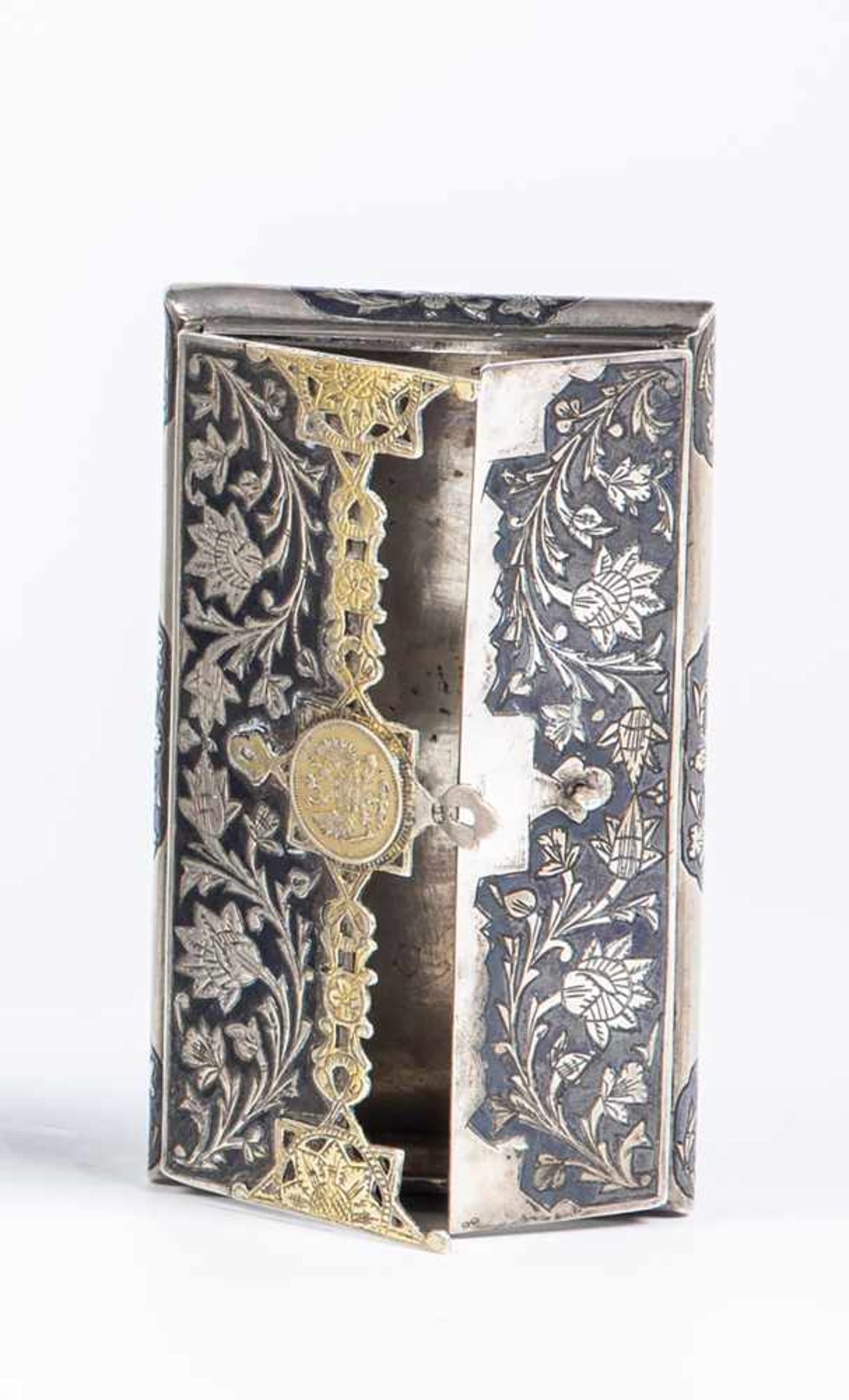 A silver and niello cigarette case. 20th century. All sides with embossed foliage onnielloed ground.