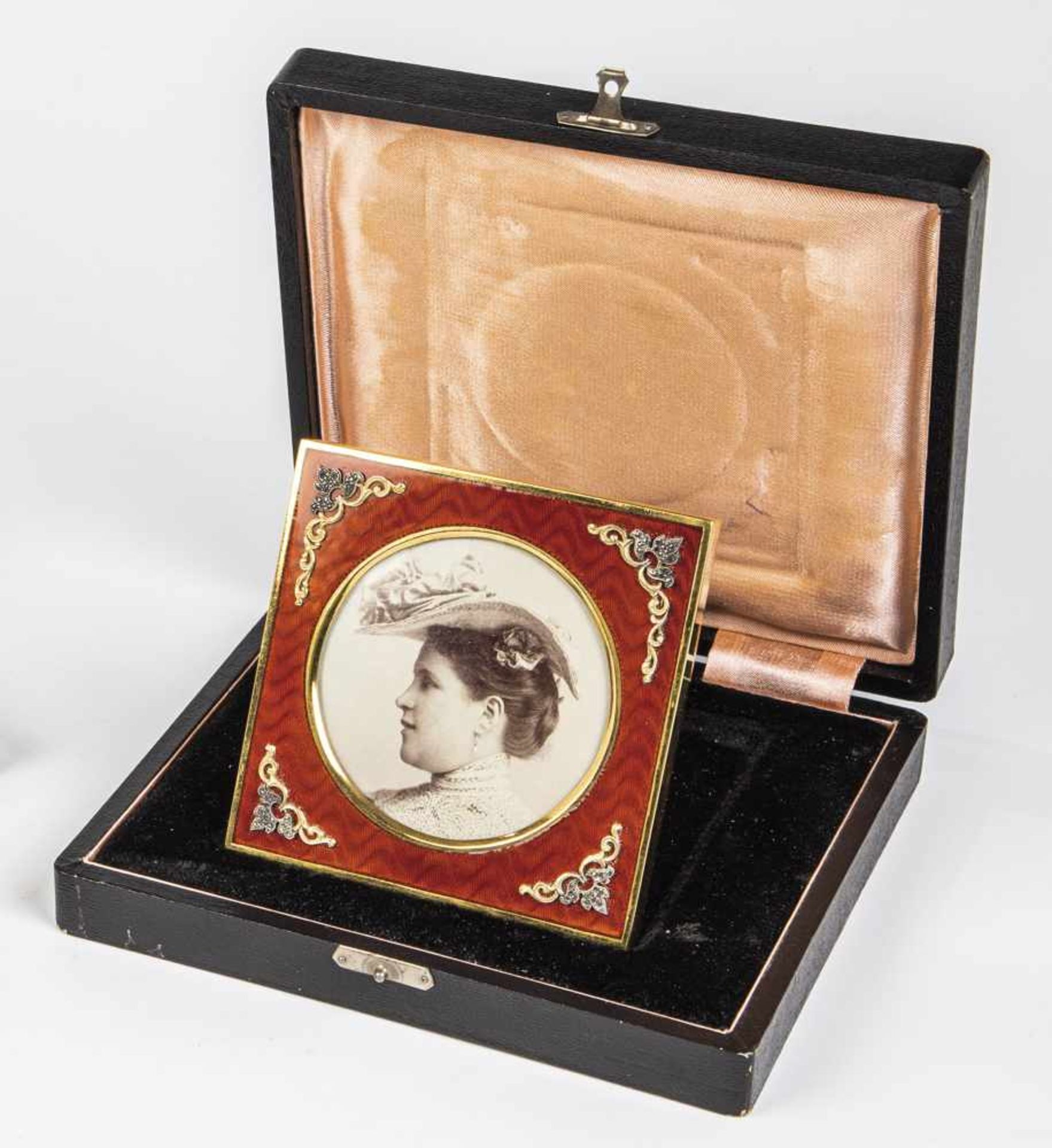 A silver-gilt and guilloche-enamel photo frame. 2nd half of the 20th century. Front withred enamel