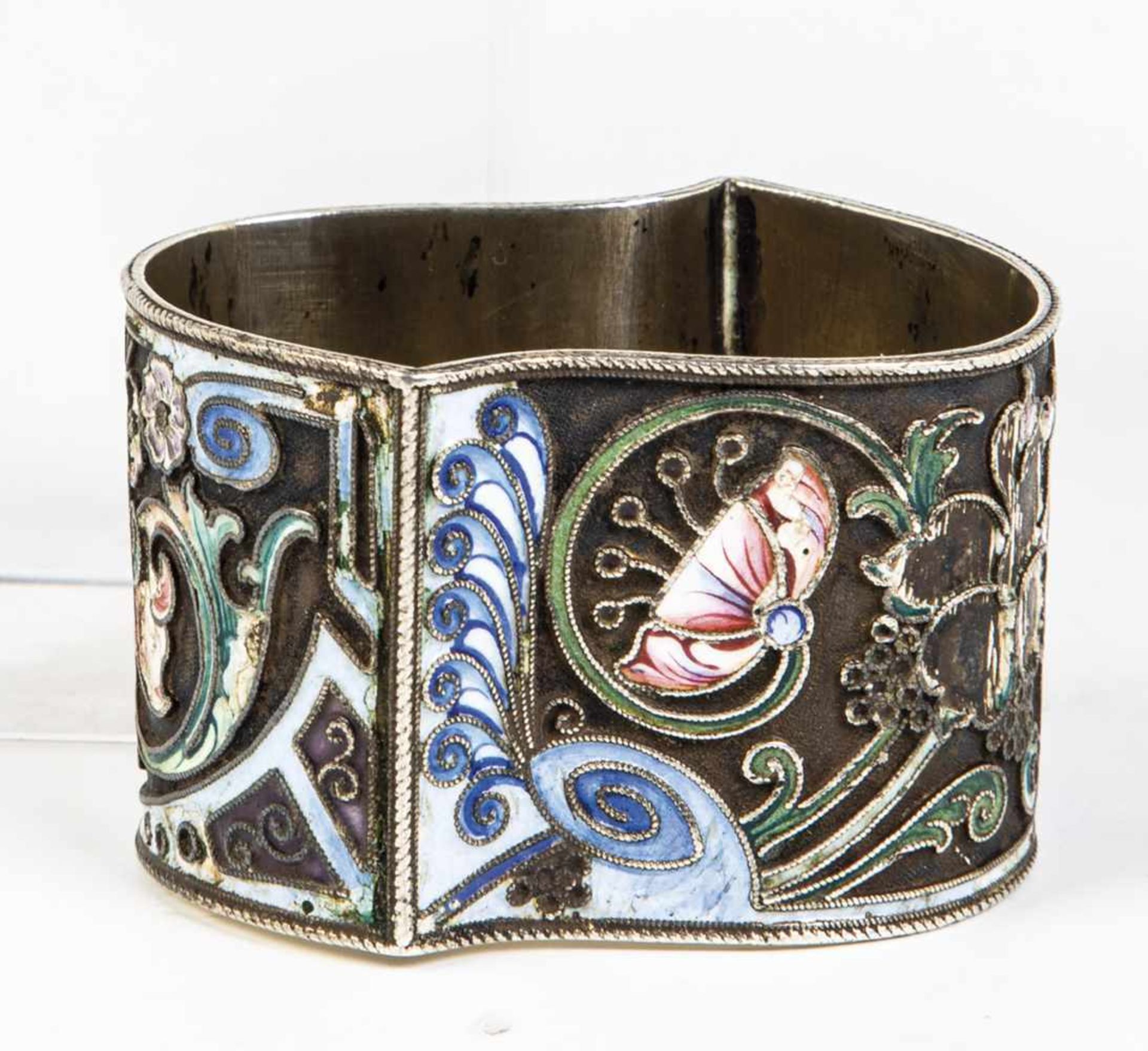 A silver-gilt and cloisonné enamel napking ring. Russia, Moscow, 1908-1917. Body withpolychrome