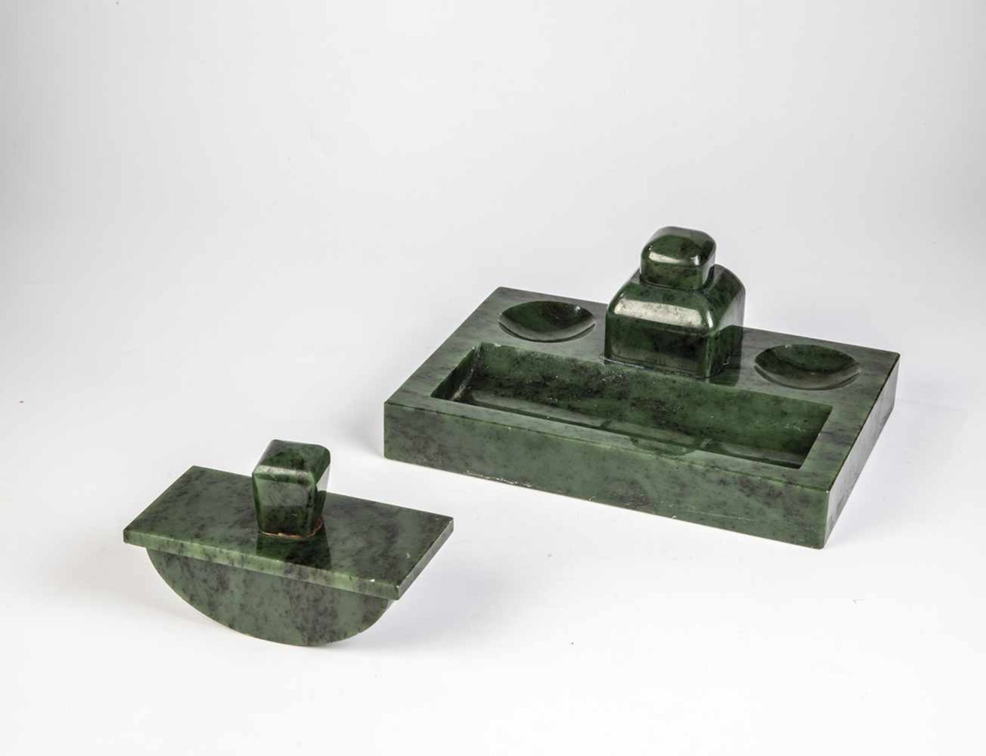 A nephrite inkwell. 19th century. Tiny losses. 25 cm long.Nephrit-Schreibzeug19. Jh. Nephrit.