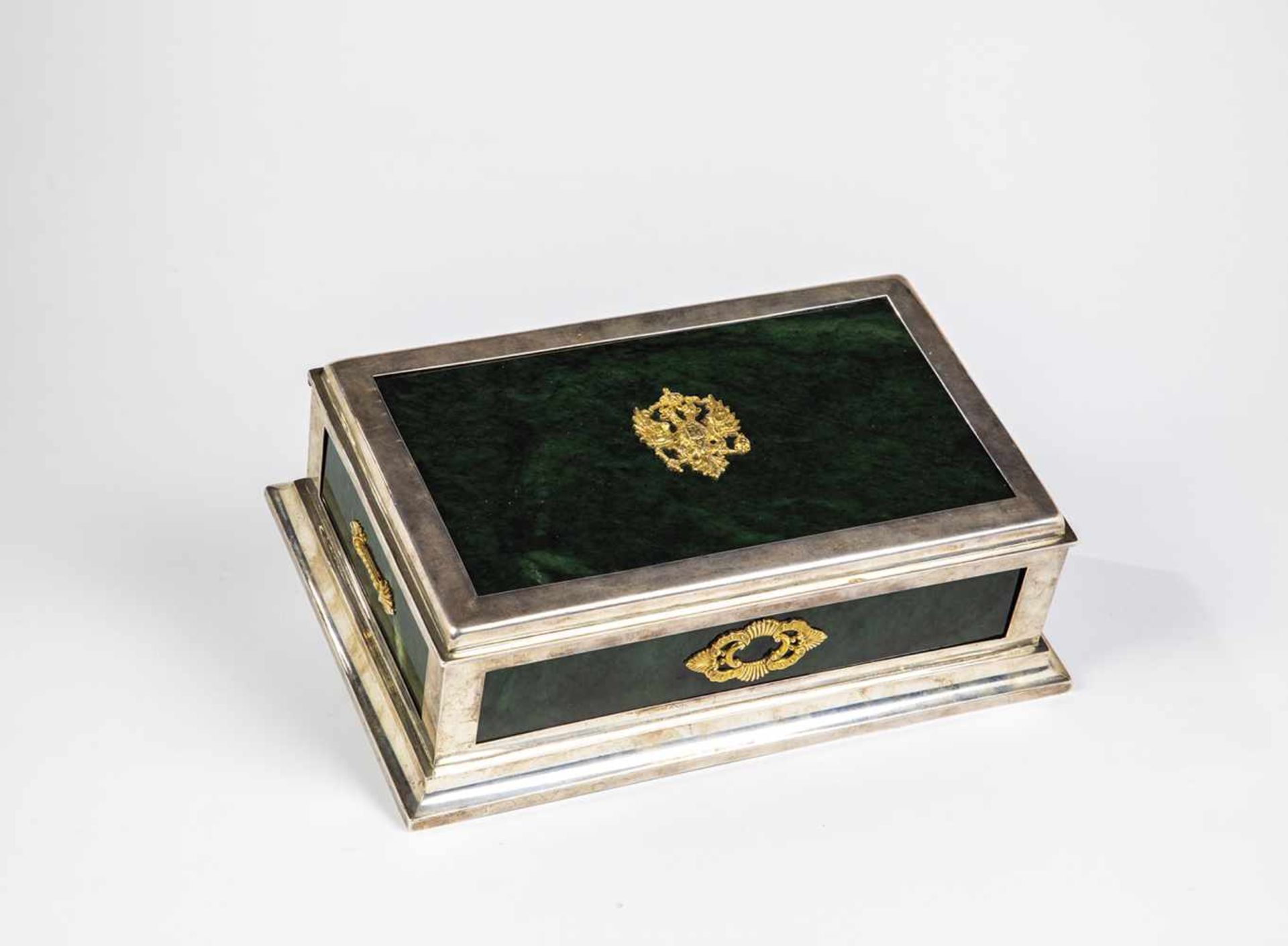 A large nephrit silver-mounted casket. 20th century. Wood bottom. Hinged lid with appliedgilded