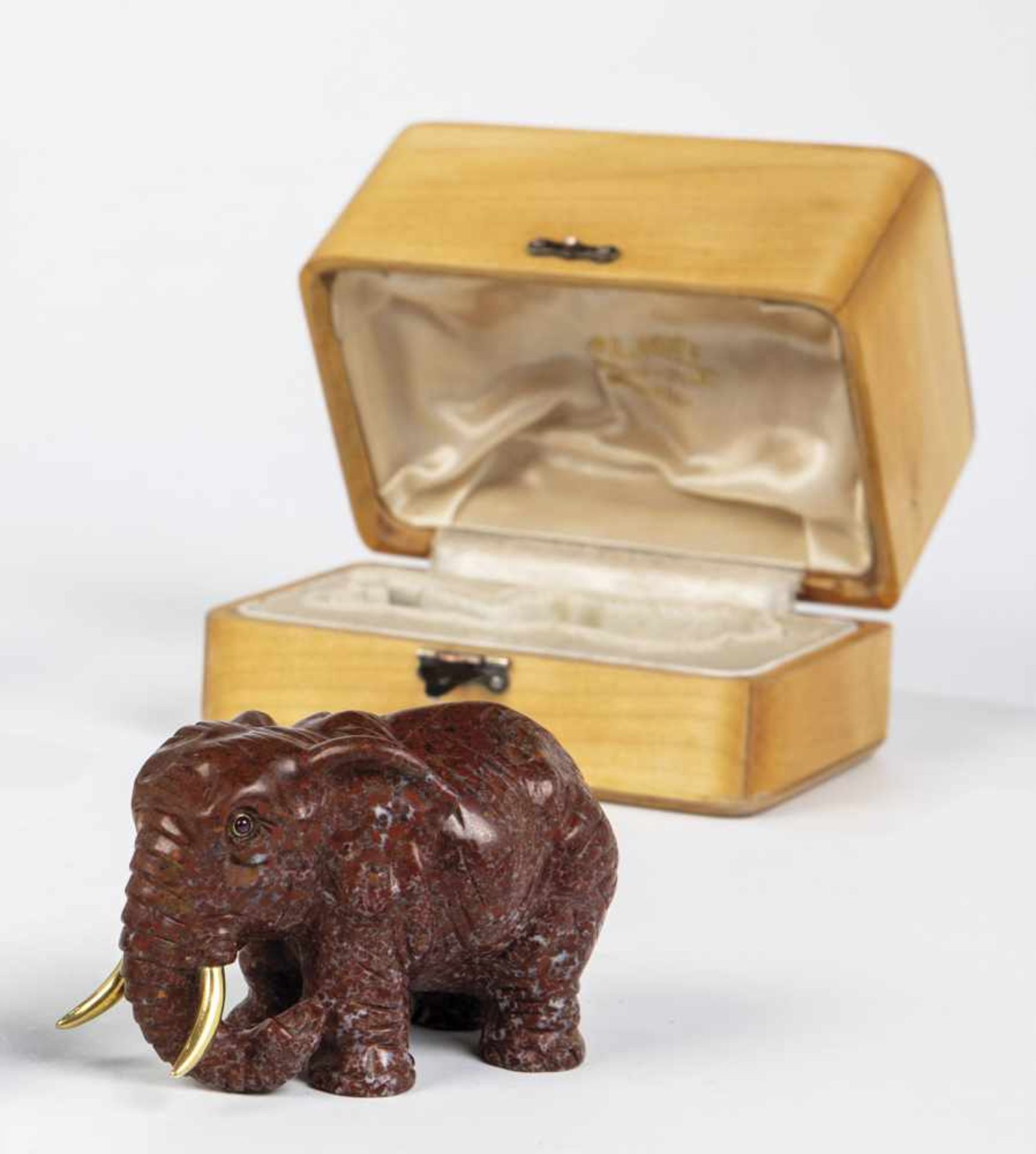 A hardstone figure of an elephant. In the manner of Fabergé, 20th century. Realisticallycarved