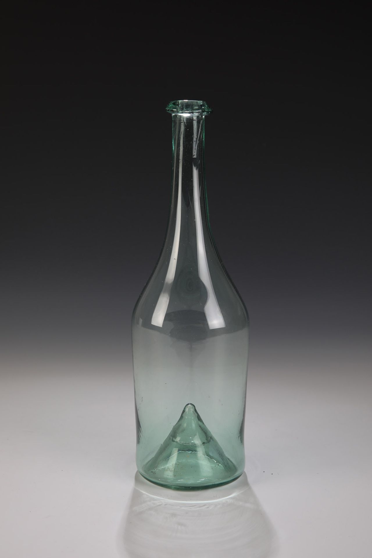 Flasche für Tokayer WeinÖsterreich-Ungarn, Glashütte Zelestye, vor 1825 Grünstichiges Glas mit stark