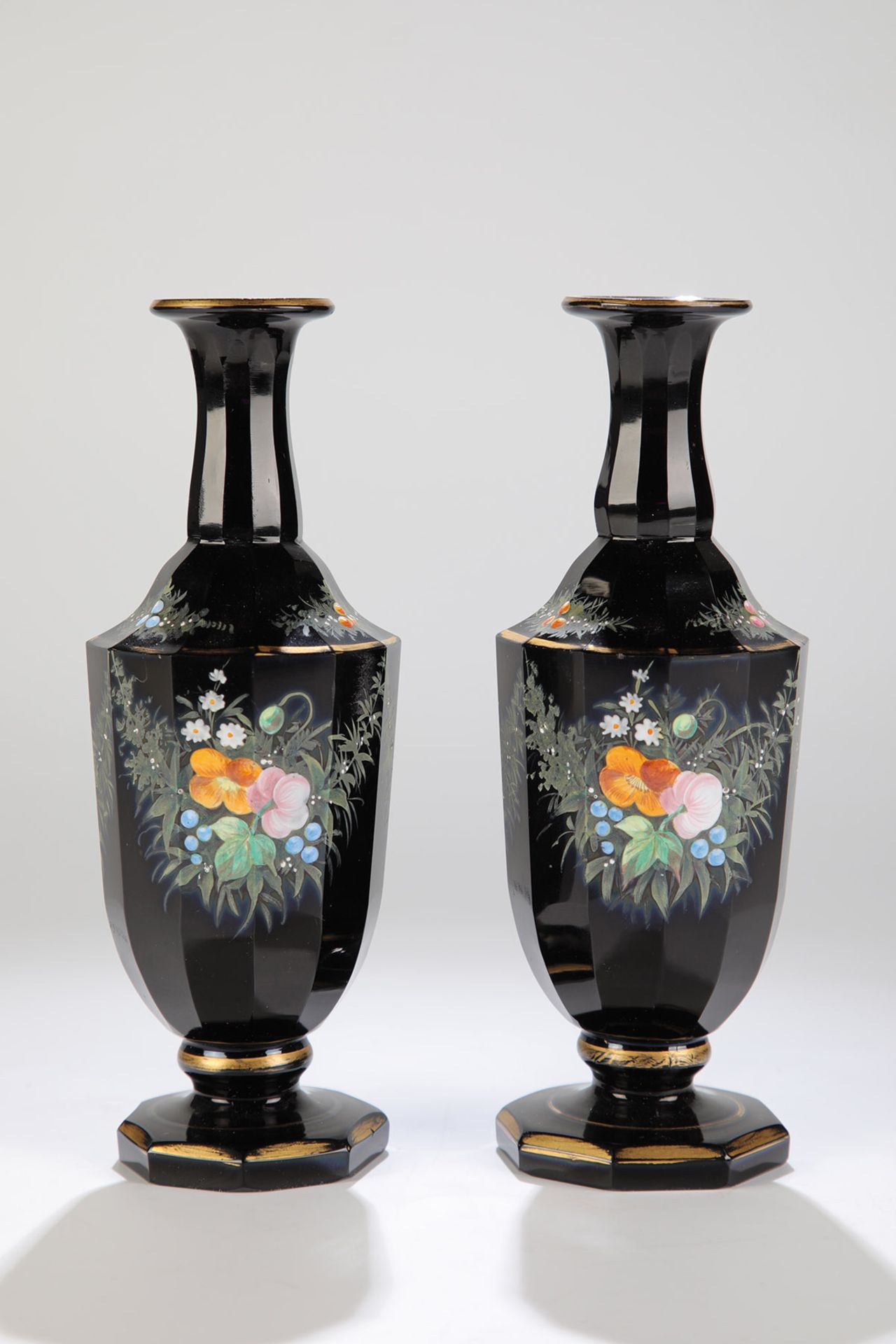 Paar Vasen mit floralen GehängenBöhmen, Mitte 19. Jh. Tiefviolettes, fast schwarzes, vielfach