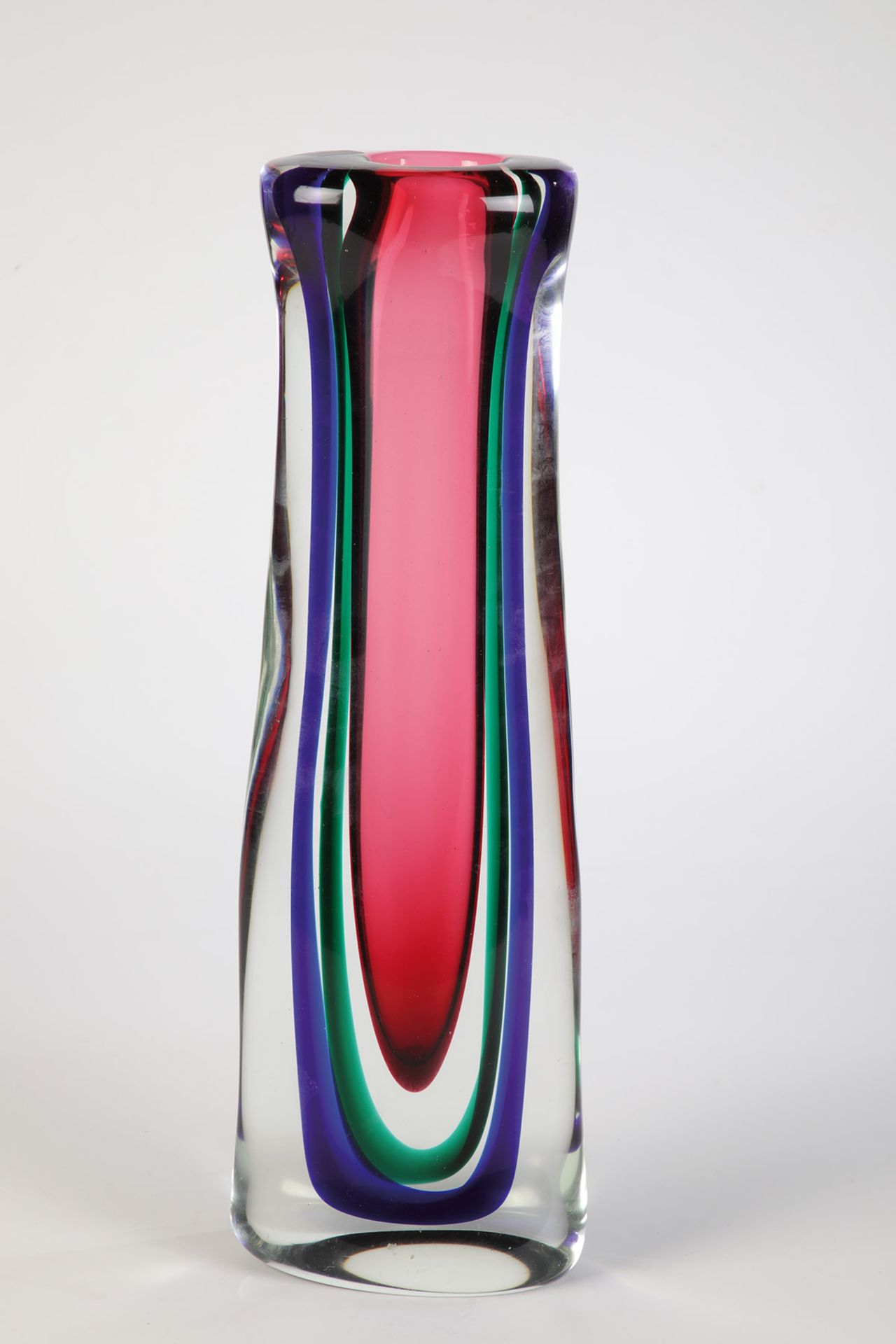 Große VaseMurano, 60er Jahre Farbloses dickwandiges Glas, dreifach unterfangen in Rubinrosa, Grün