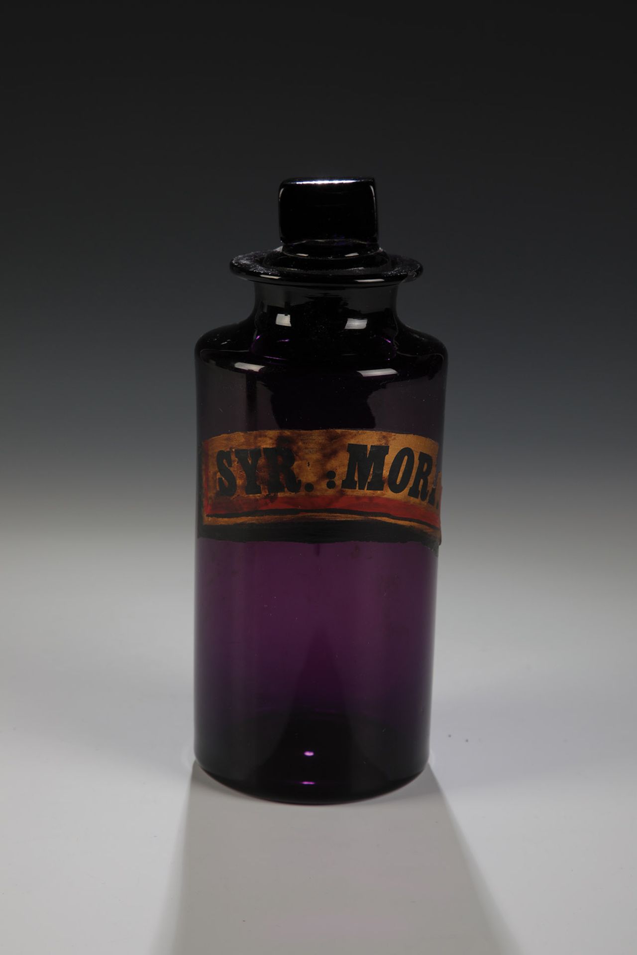 Apothekengefäß mit StöpselDeutschland, 19. Jh. Violettes Glas mit Abriss und Bezeichnung in