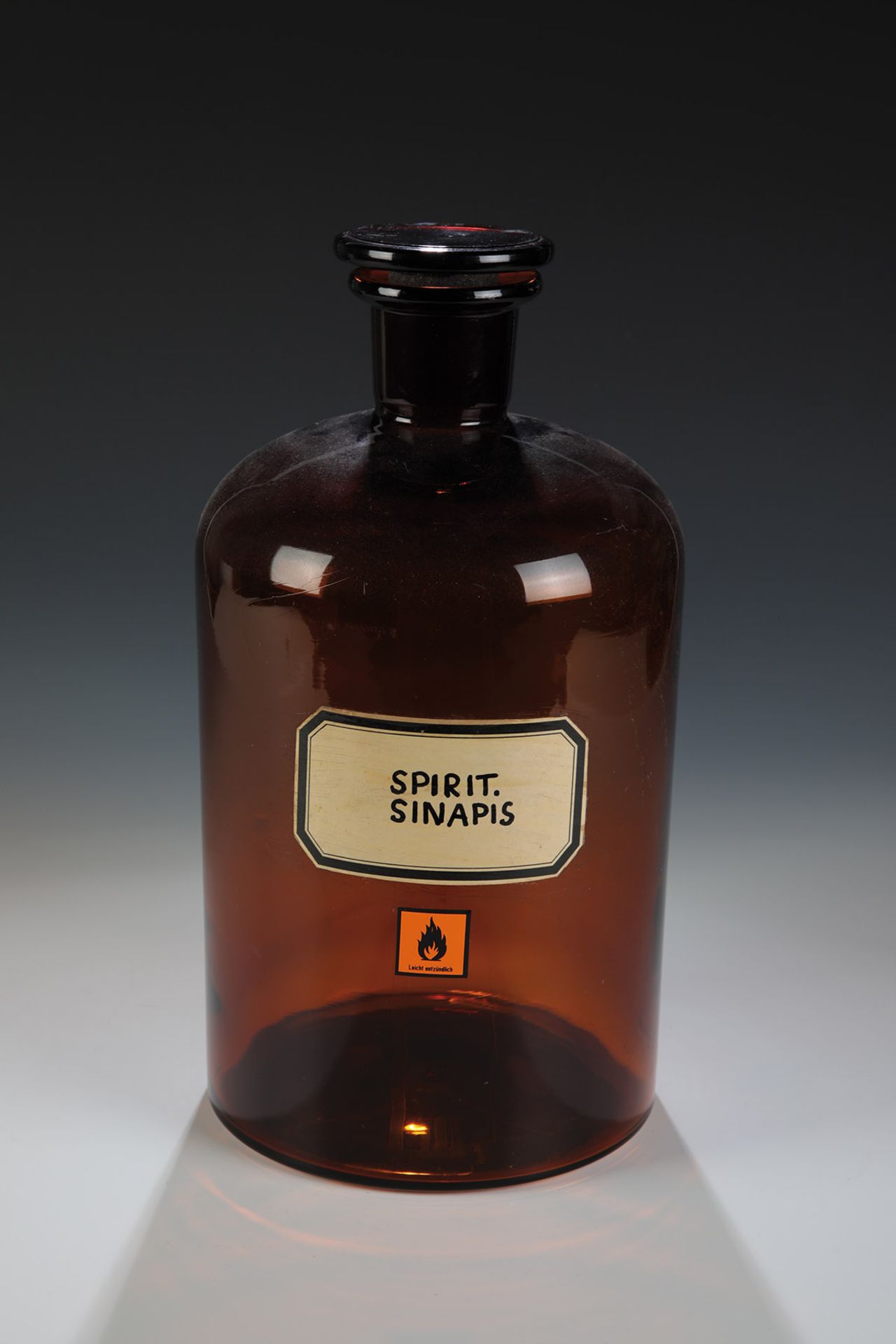 Große Vorratsflasche (Apothekenflasche mit Stöpsel)Deutschland, um 1920 Rotbraunes Glas, frontal