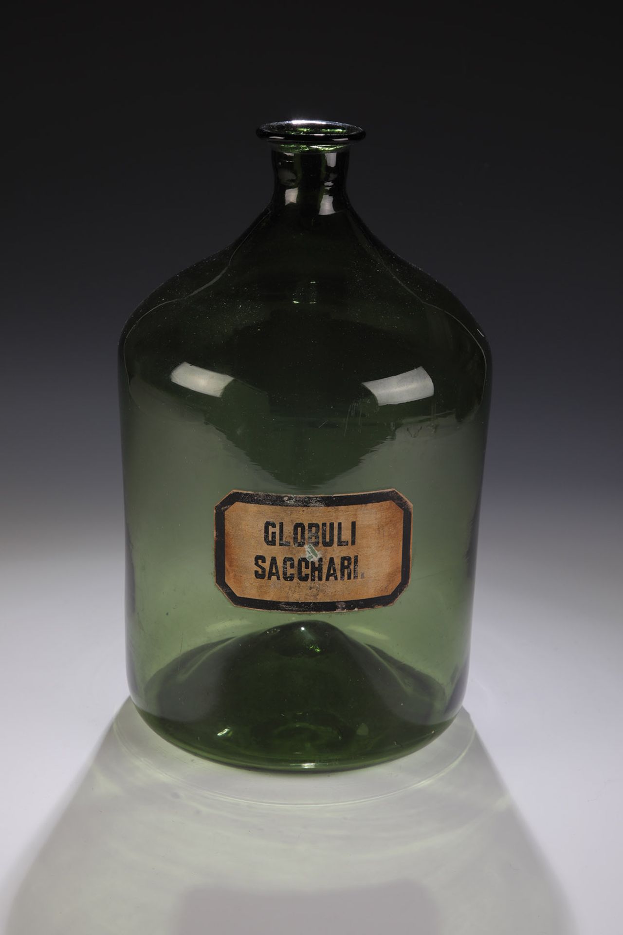 Große Vorratsflasche (Apothekenflasche)Süddeutschland, um 1800 Grünes Glas mit hochgestochenem Boden