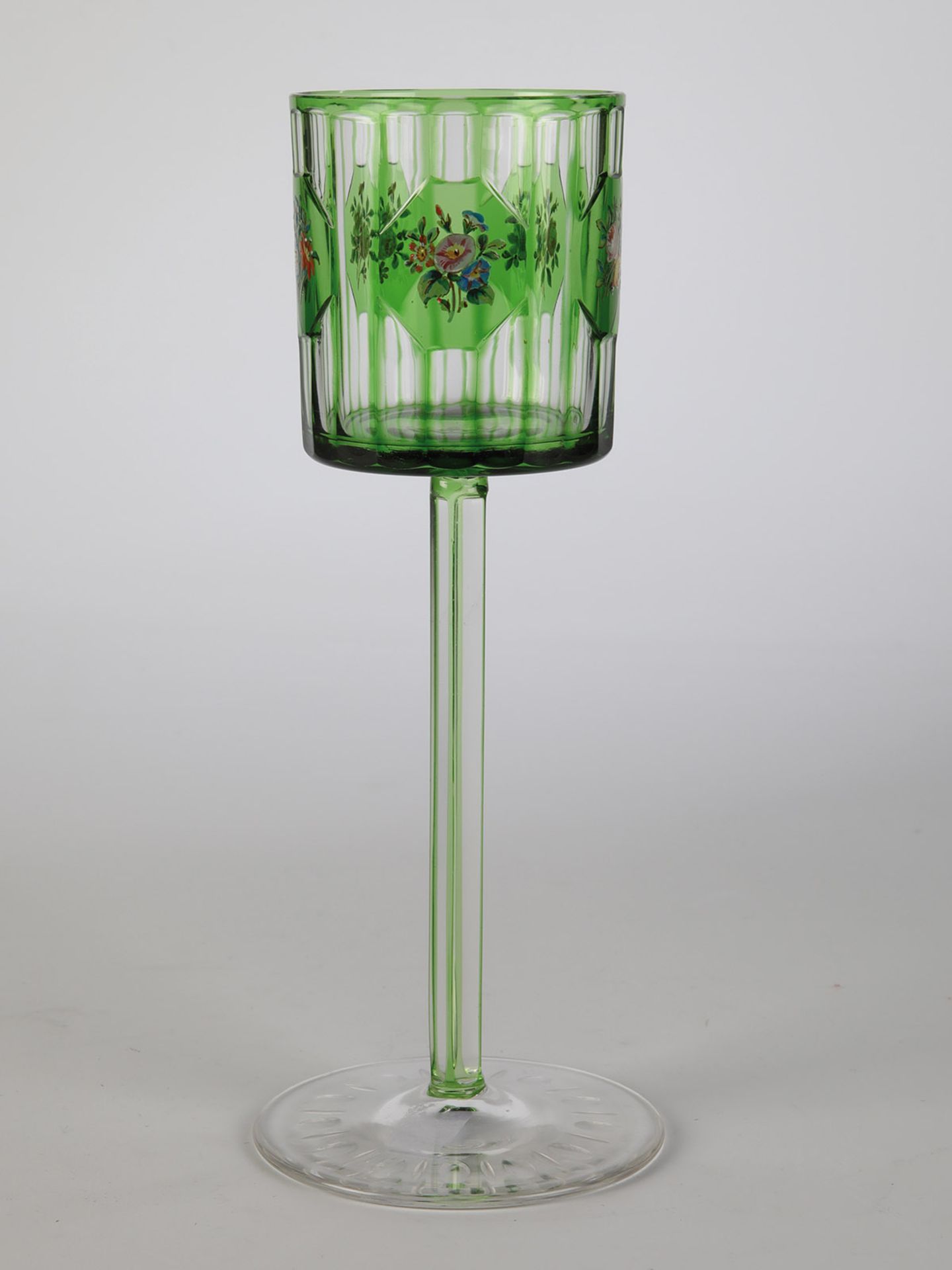 WeinglasMeyr's Neffe, Adolf, um 1910 Farbloses, teils grün überfangenes Glas. Scheibenfuß mit