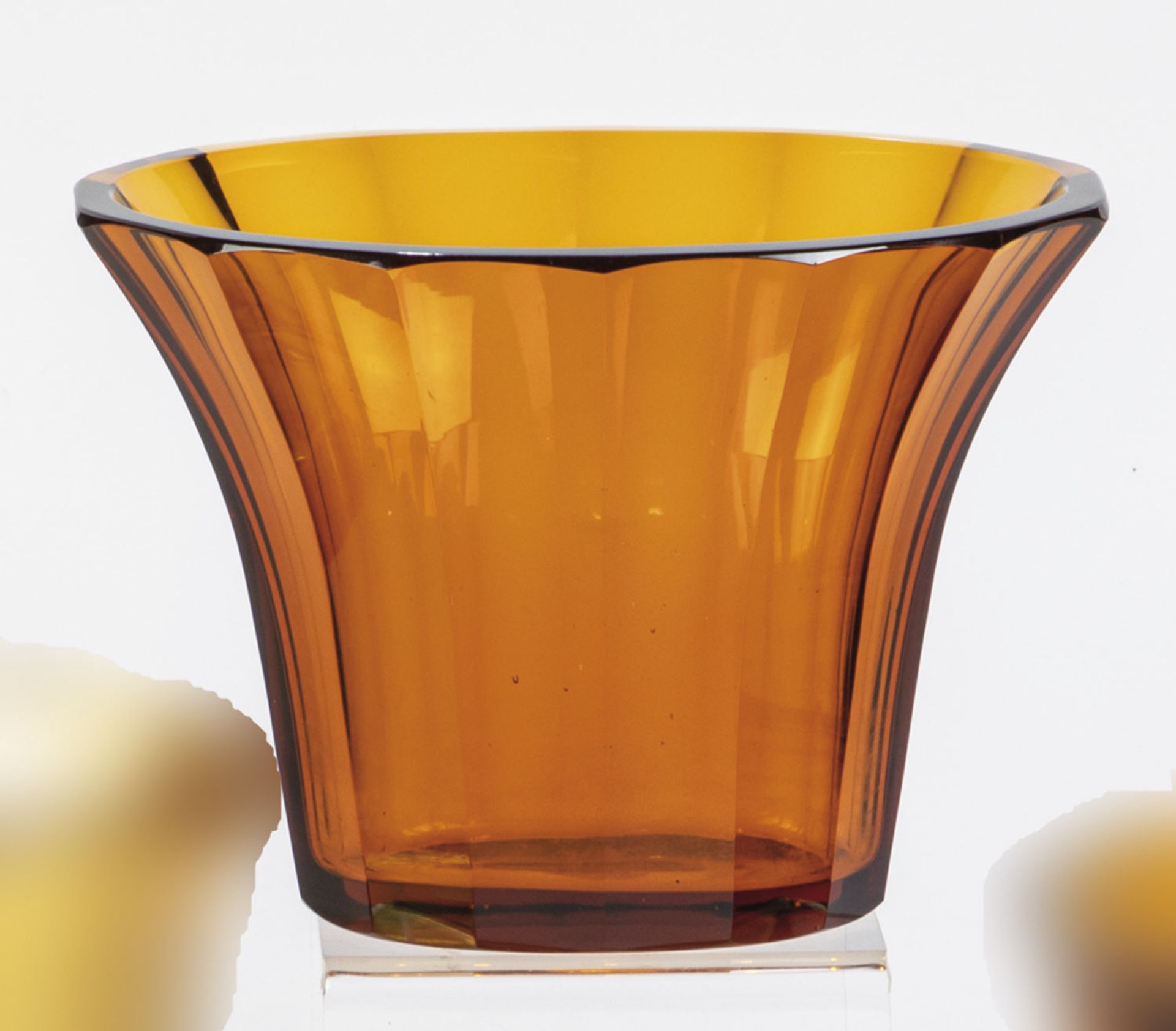 VaseJosef Hoffmann (Entwurf), L. Moser, Karlsbad, um 1916/17 Topasfarbenes Glas mit Schälschliff. H.