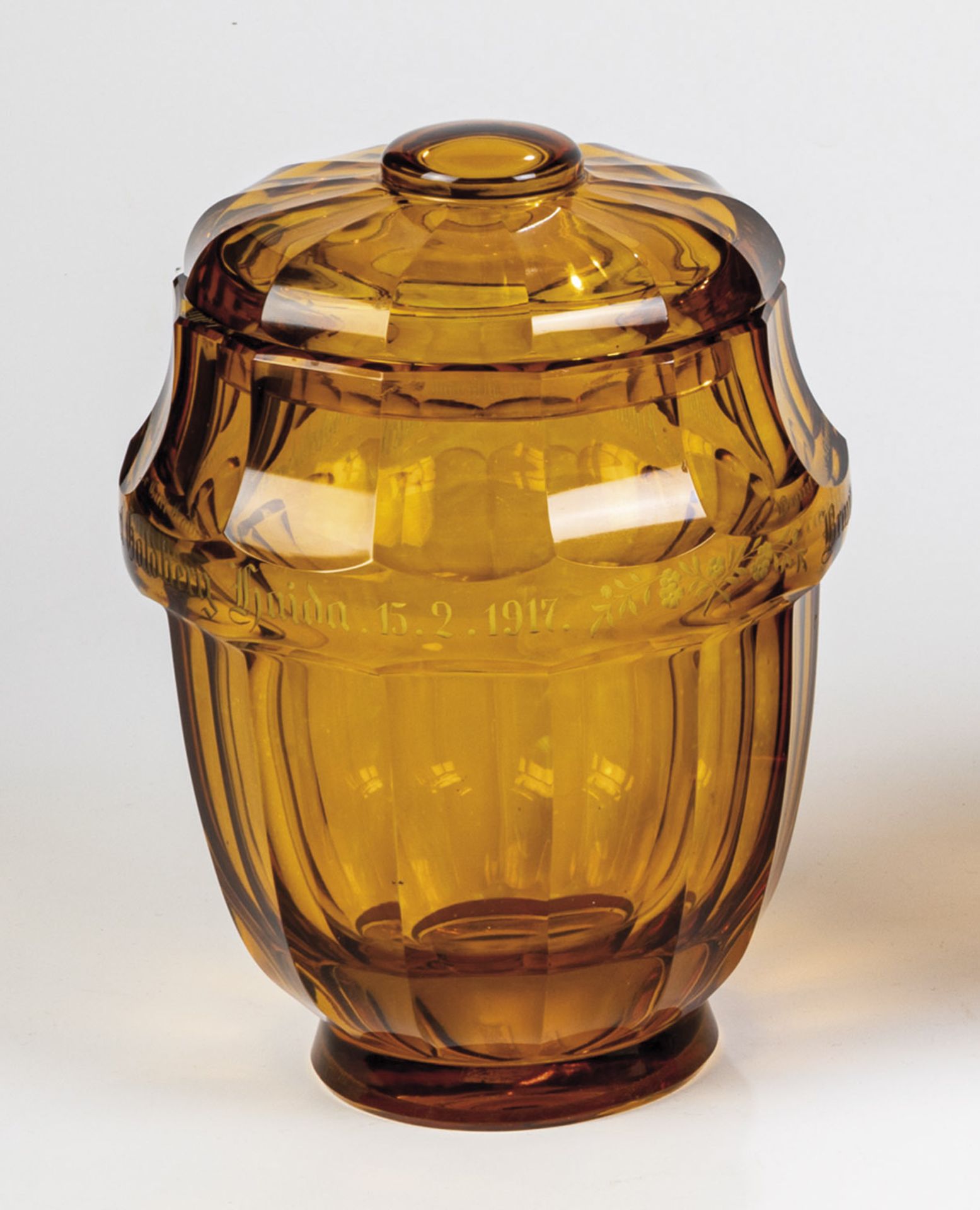DeckelgefäßCarl Goldberg, um 1917 Bernsteinfarbenes Glas mit Schälschliff und gravierter