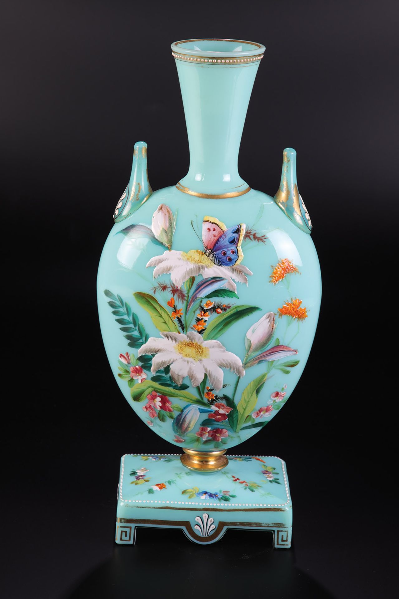 Vase mit Schmetterling auf EdelweißNeuwelt, um 1880 Hellgrünes Opalglas mit Goldstaffierung und