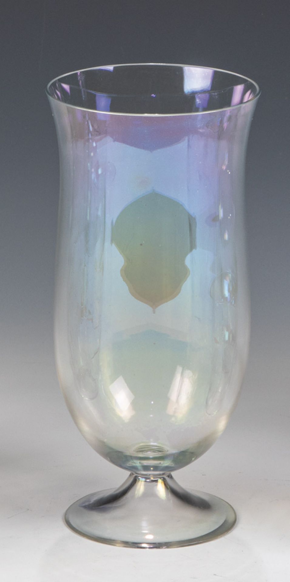 FußvaseJosef Hoffmann (Entwurf), um 1920 Farbloses Glas, lüstriert. H. 18 cm Lit.: T. Bröhan,
