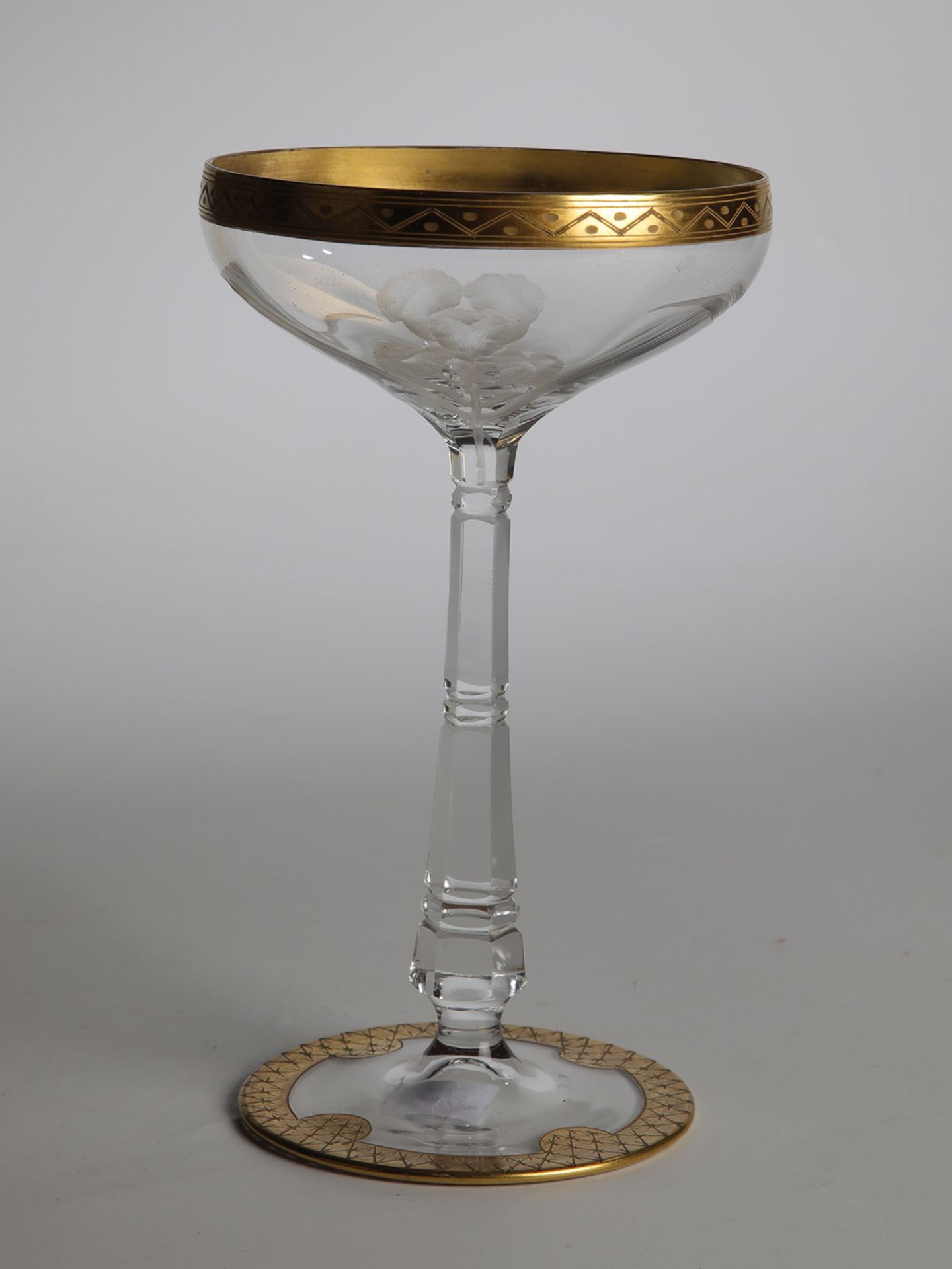 Sektschale "Iris"Moser, Karlsbad, 1902 Farbloses Glas mit Schliff, Gravur und Goldbemalung. Die