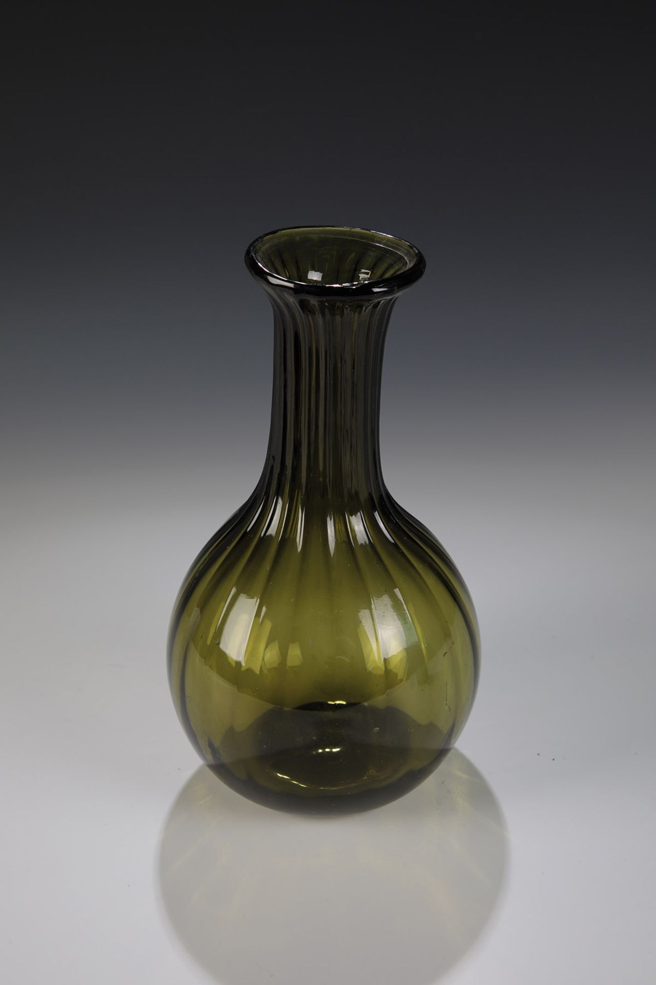 KugelflascheNorddeutschland, 19. Jh. Olivfarbenes Glas mit Abriss, die tropfenförmige Wandung und
