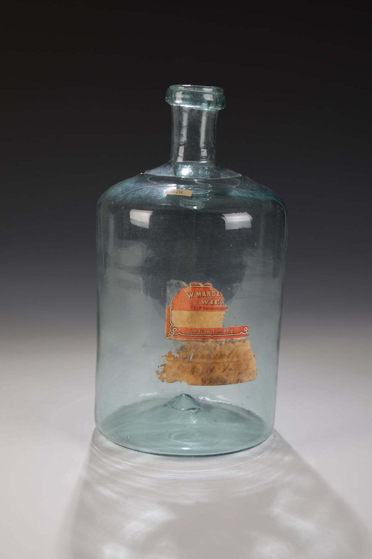 VorratsflascheÖsterreich, um 1850 Grünstichige Apothekenflasche mit hochgestochenem Boden und