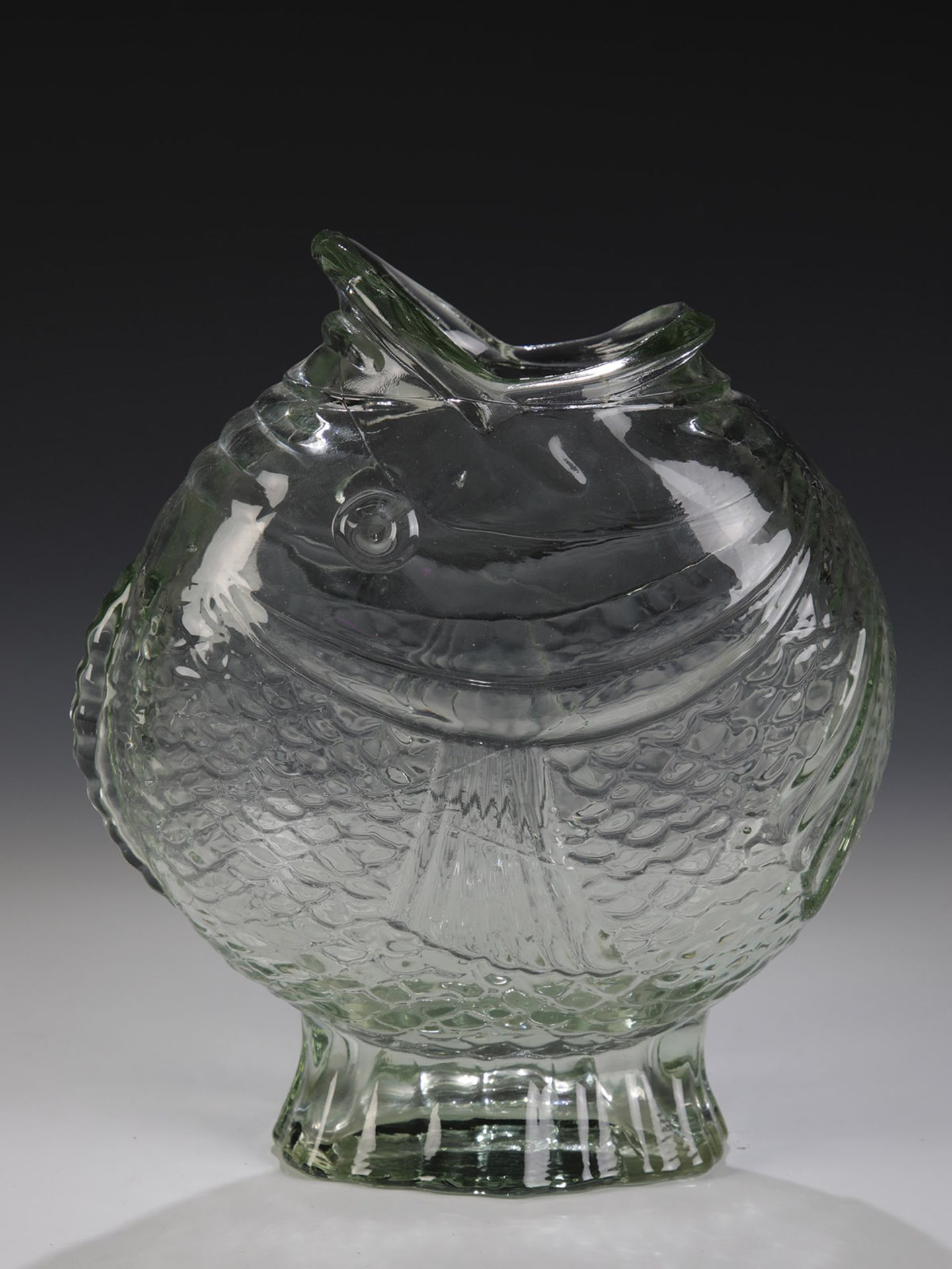 Vase in FischformNach 1900 Gemodeltes, grünstichiges, im Querschnitt ovales Glas. H. 23,5 cm.
