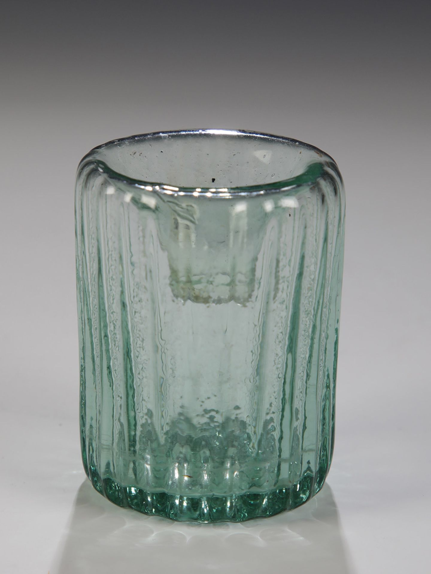 TintenfassAlpenländisch, um 1800 Hellgrünes senkrecht geripptes Glas mit Abriss. H. 6,5 cm