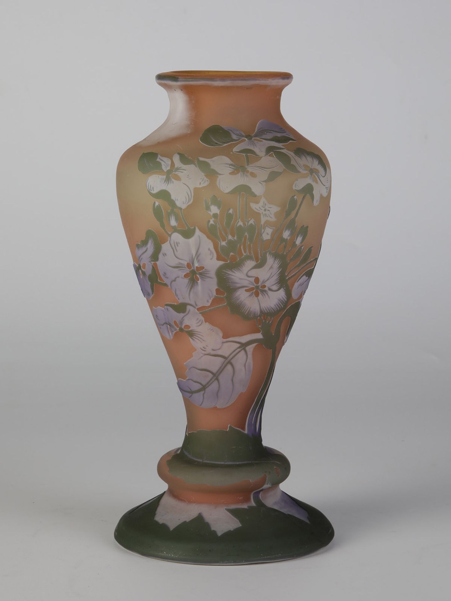 Balustervase mit HortensieEmile Gallé, Nancy, um 1904 Farbloses Glas, lachsrosa unterfangen, weiß,