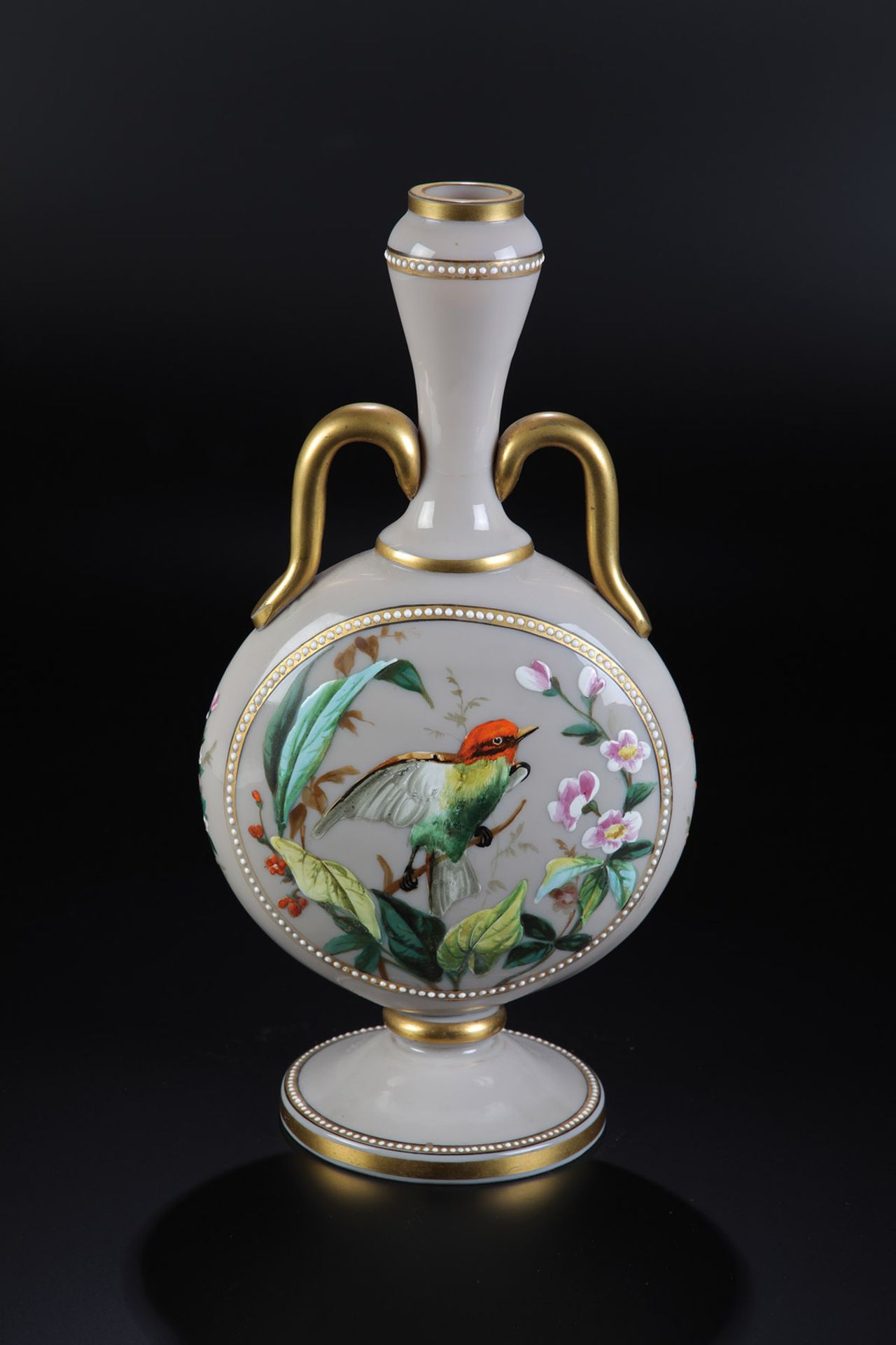 DoppelhenkelvaseNeuwelt, um 1880 Beigefarben eingefärbtes Milchglas mit Goldstaffierung und