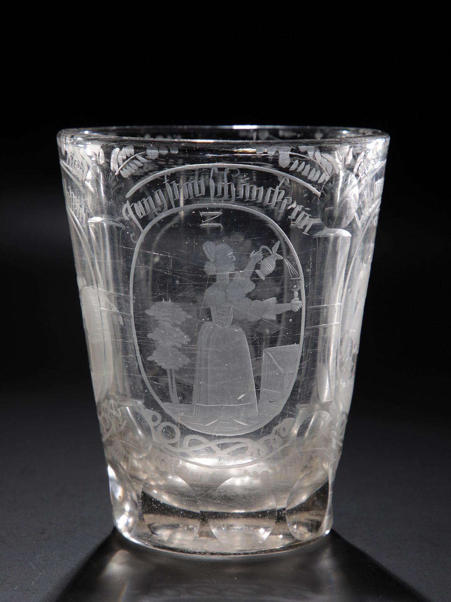 Becher mit SprüchenBöhmen, um 1700 Graustichiges Glas mit ausgeschliffenem Abriss. Wandung durch